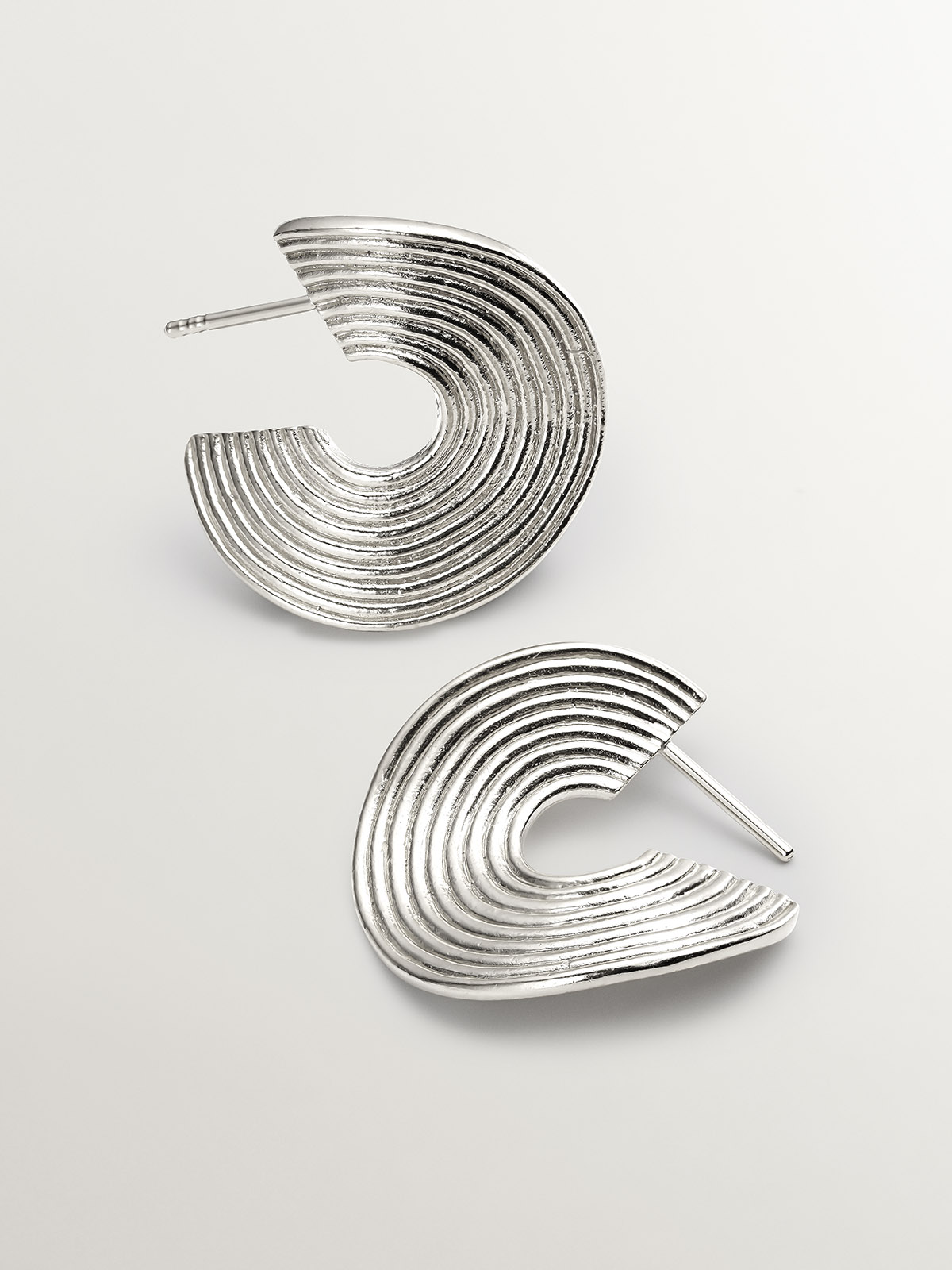 Medium-sized 925 silver hoop earrings with embossed and irregular shape