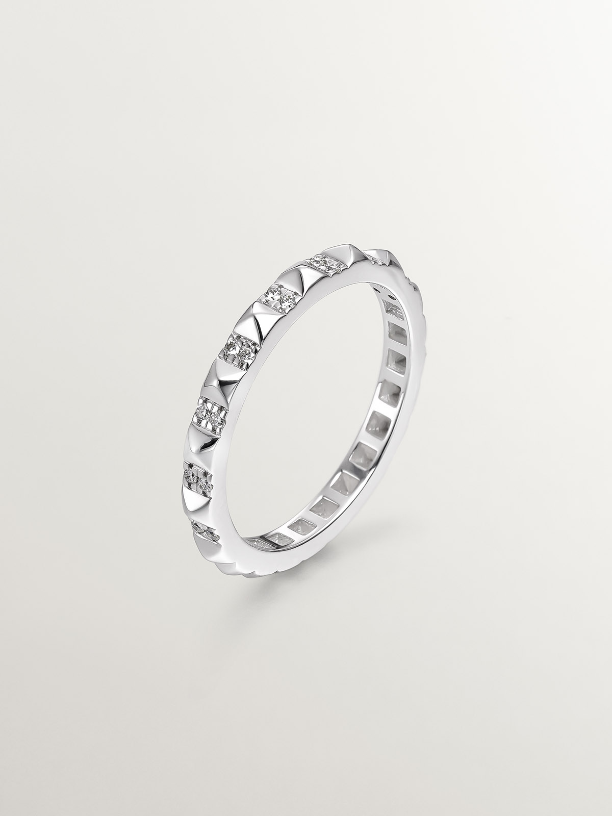 18K white gold ring with white diamonds and studs