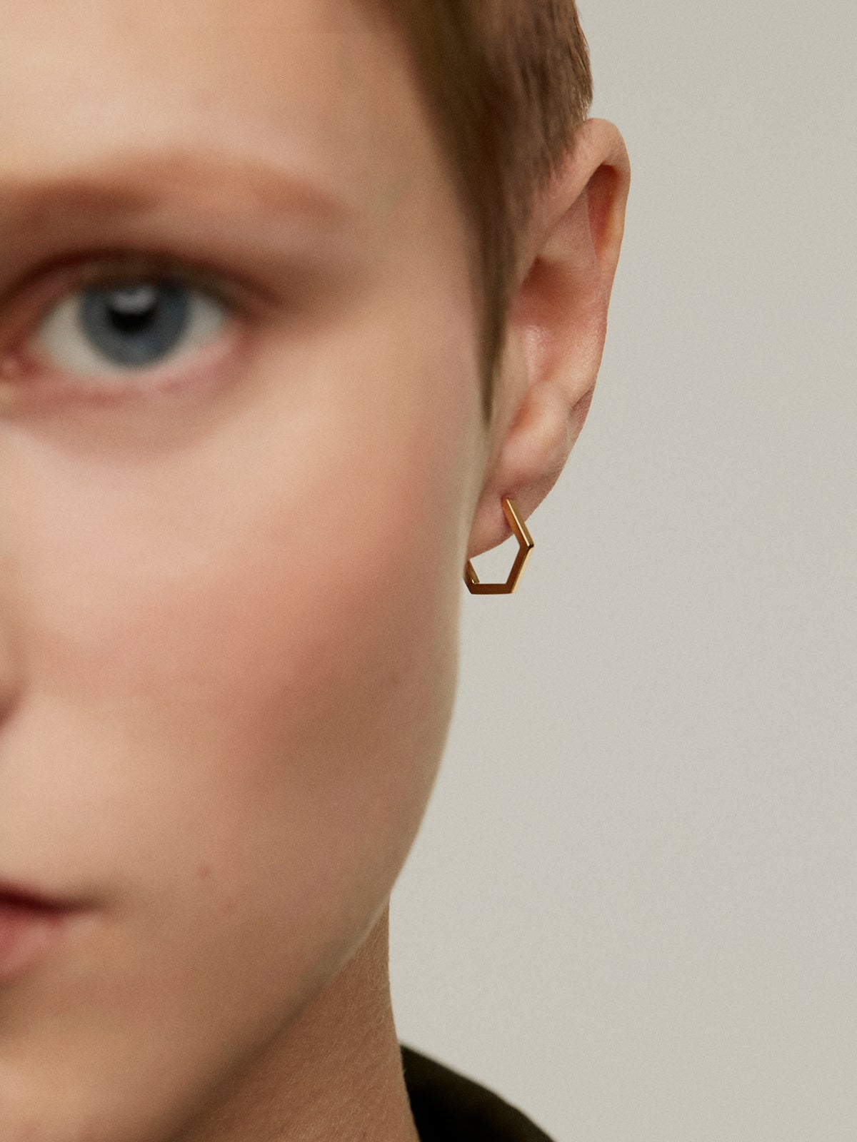 Individual 9K yellow gold hoop earring with hexagonal shape.
