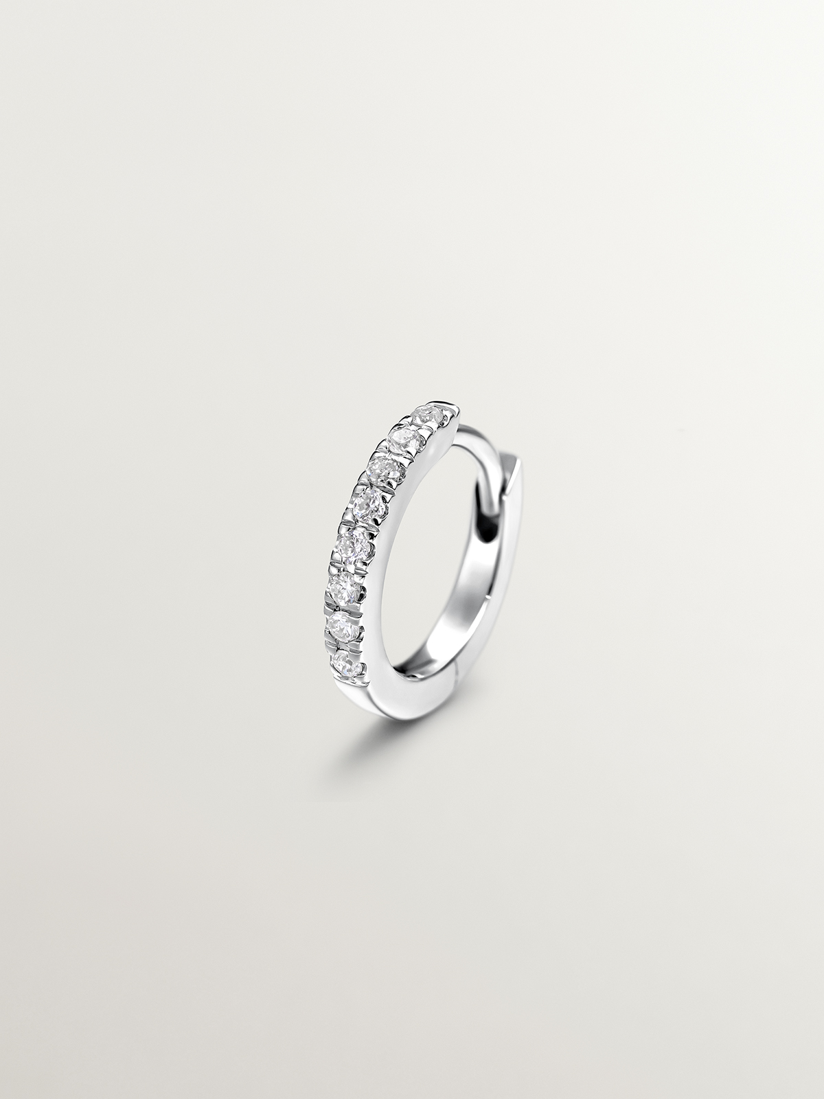 Boucle d'oreille individuelle en or blanc 18K sertie de diamants