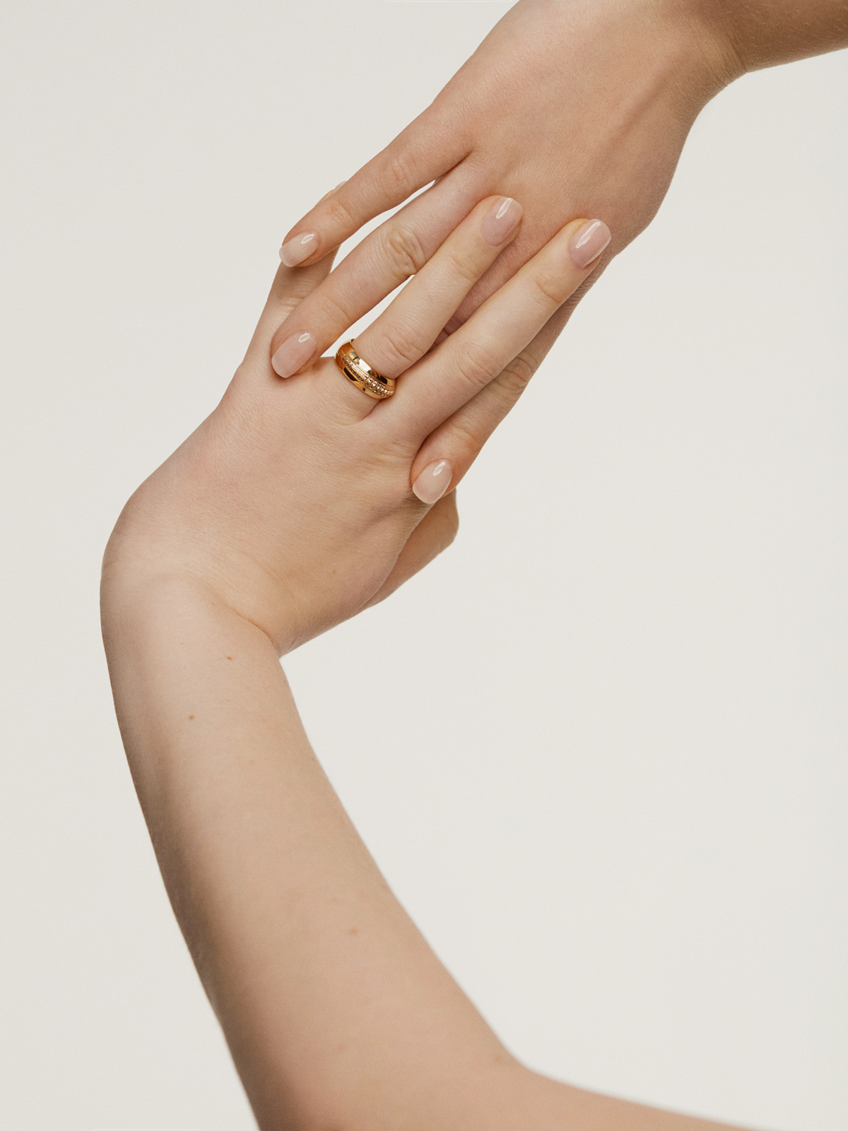 Anillo ancho de plata 925 bañada en oro amarillo de 18K con topacios blancos