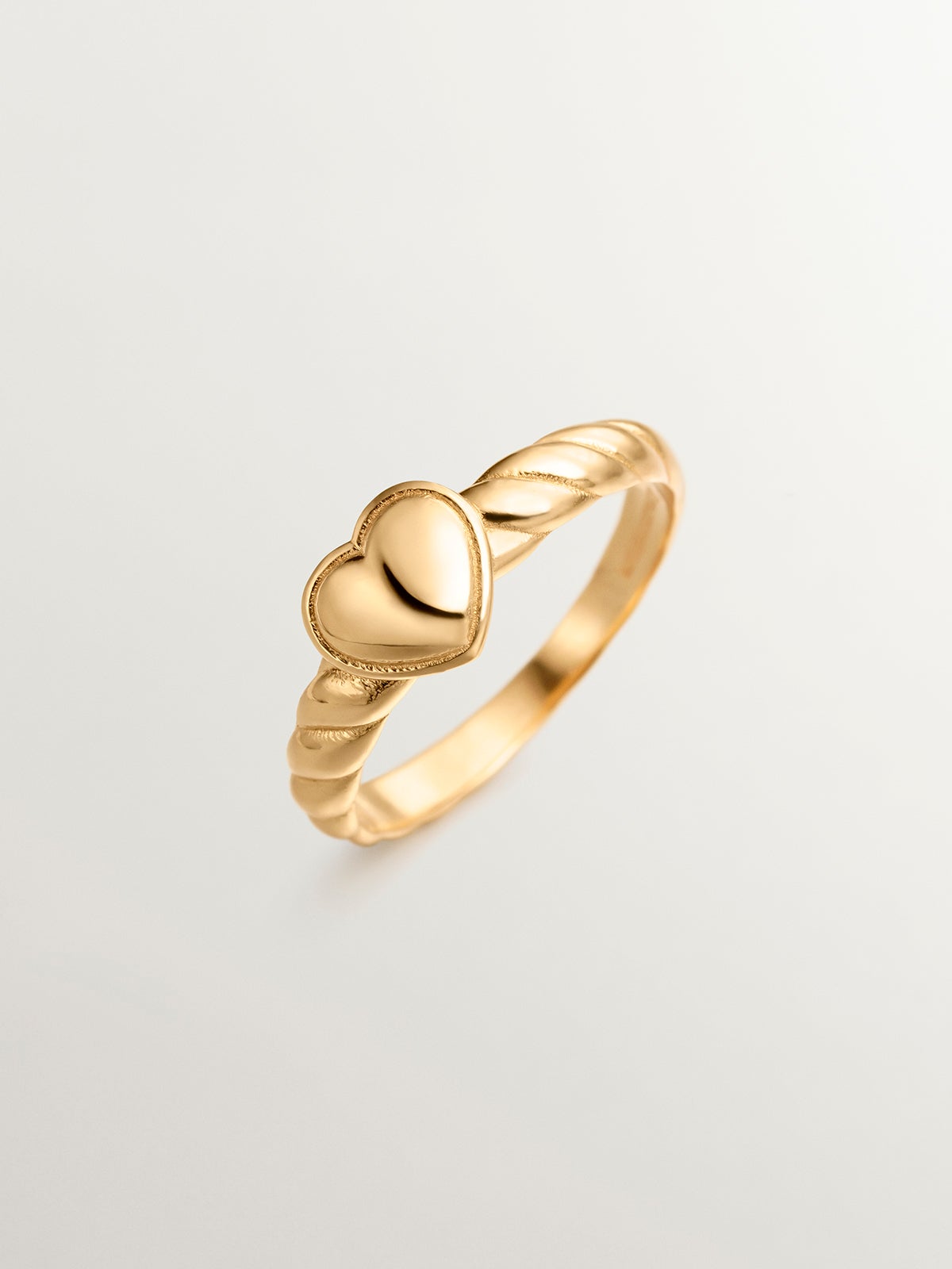 Anillo de plata 925 bañada en oro amarillo de 18K con corazón y textura gallonada