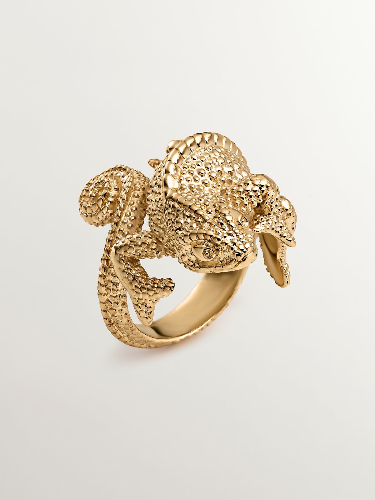 Wide 925 silver ring bathed in 18K yellow gold in the shape of a chameleon.
