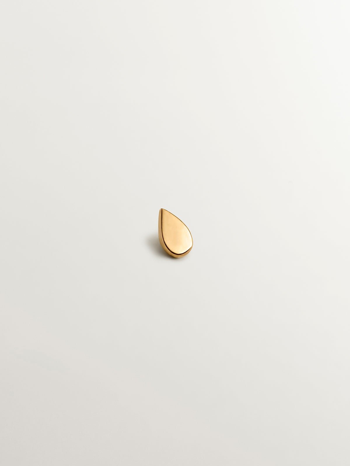 18K yellow gold piercing with a tear-drop shape.