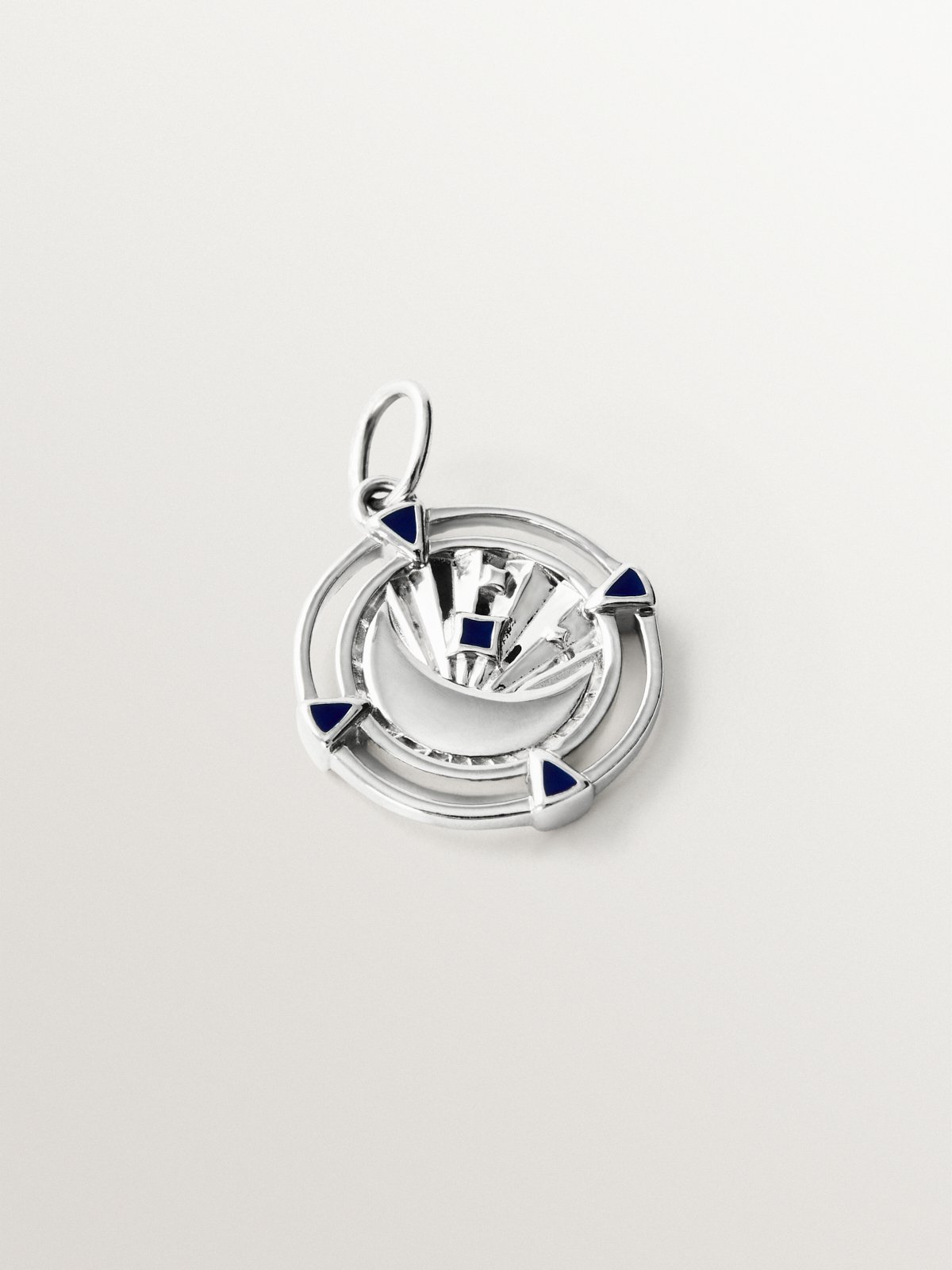 Charm de plata 925 con detalle de esmalte negro y forma de medalla