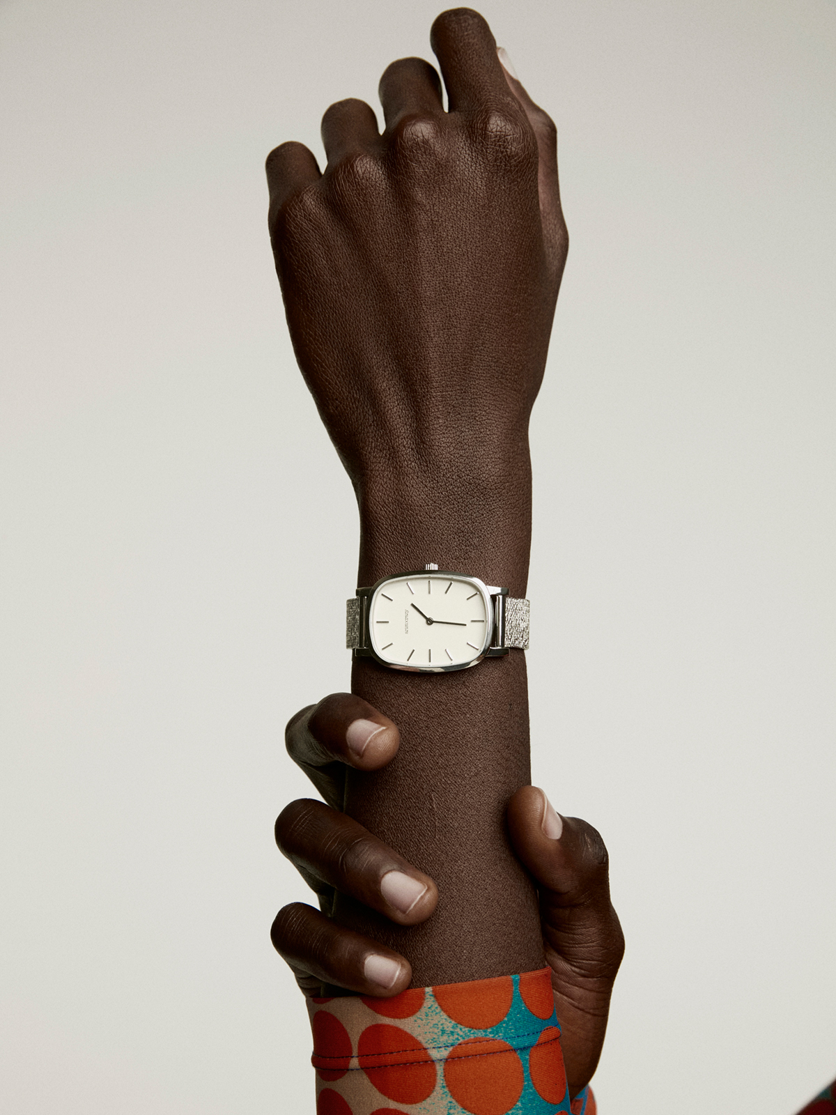 Reloj Janto con correa de acero gris y esfera ovalada blanca