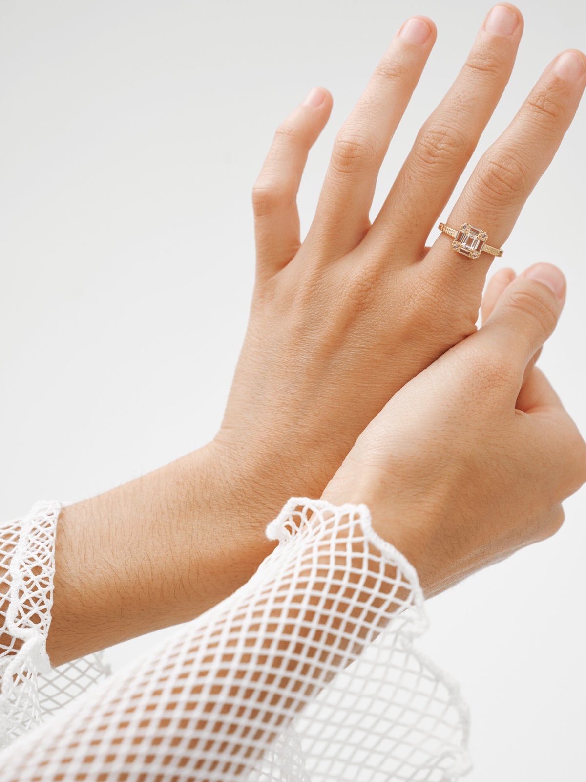 Bague en argent 925 plaquée or jaune 18K avec finition galonnée et topazes blanches