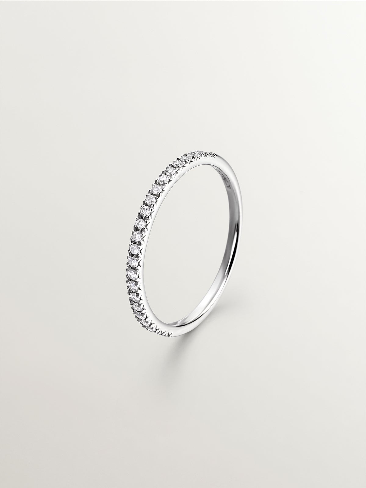 Anillo de oro blanco de 18K con diamantes