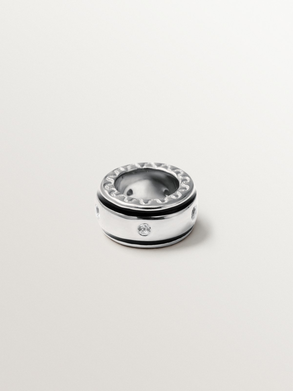 Charm de plata 925 con topacios blancos y esmalte negro con forma circular