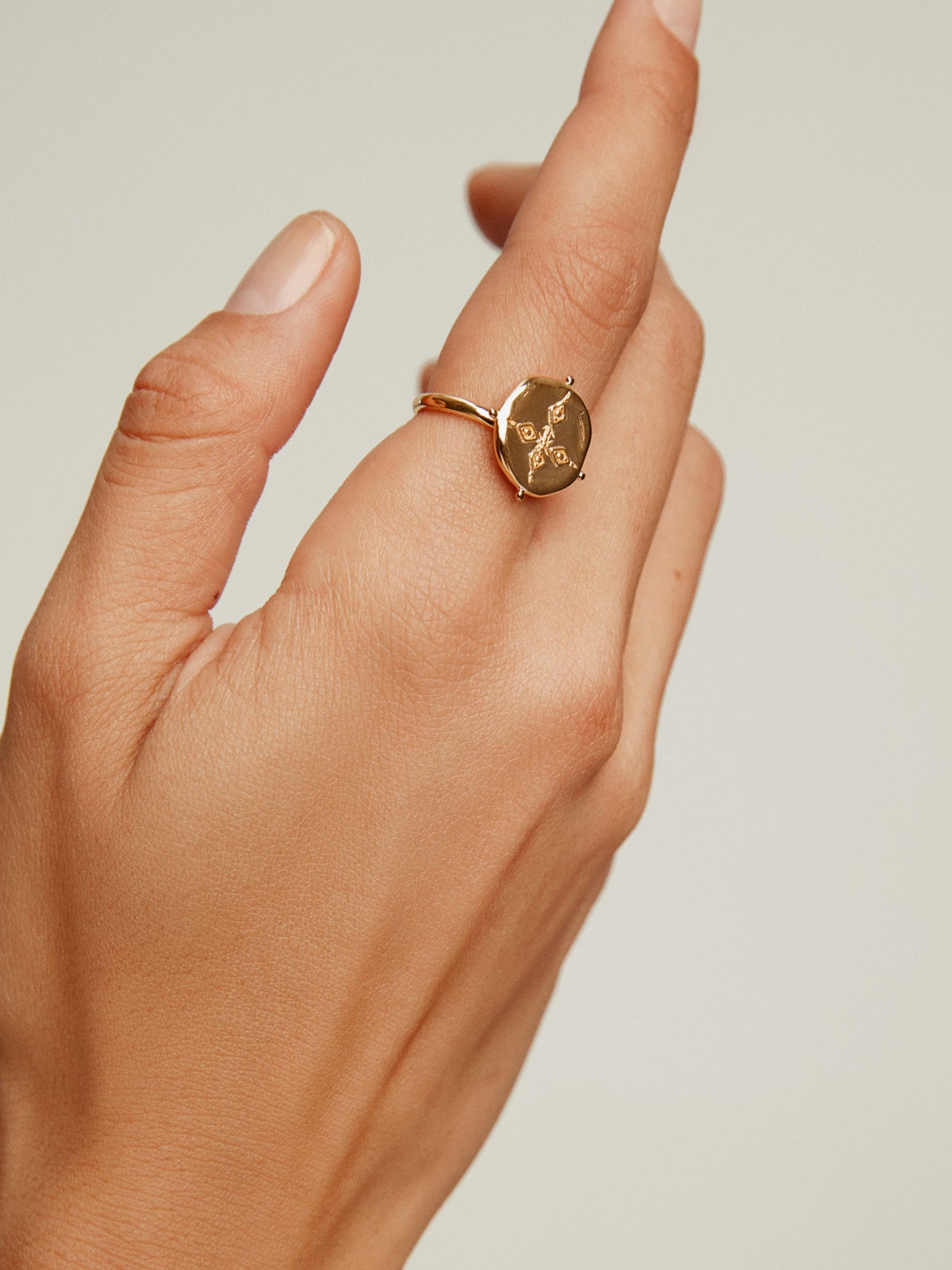 925 Silver ring bathed in 18K yellow gold with a medallion shape.
