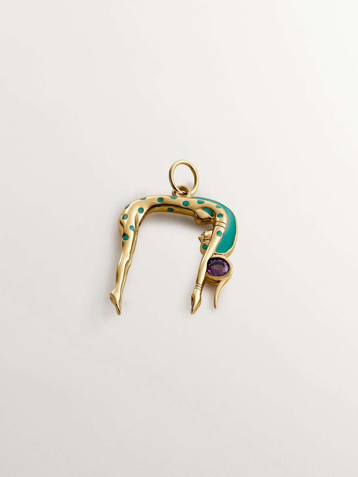 Charm de plata 925 bañada en oro amarillo de 18K con forma de diosa nut, amatista morada y esmalte