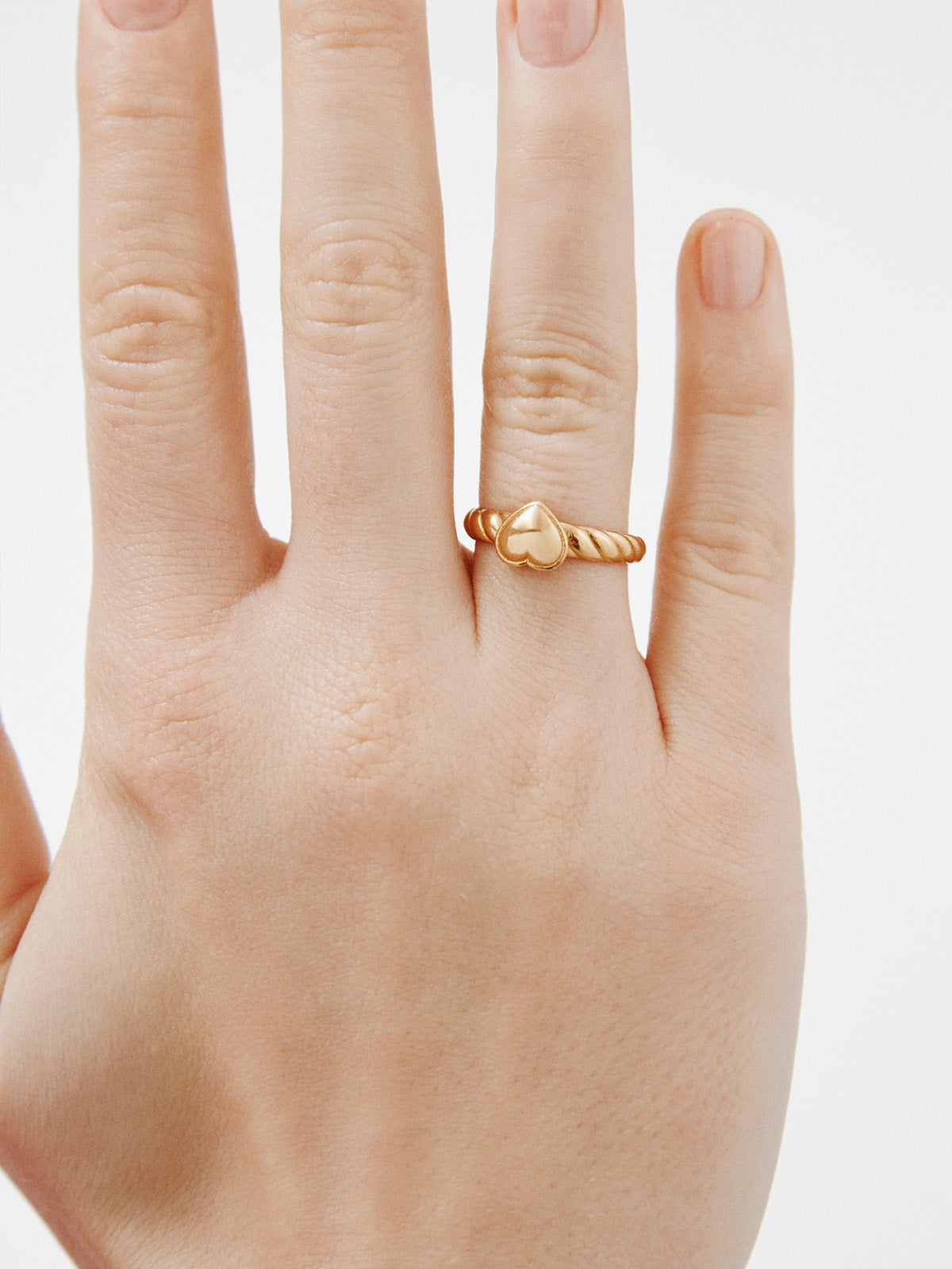 Anillo de plata 925 bañada en oro amarillo de 18K con corazón y textura gallonada
