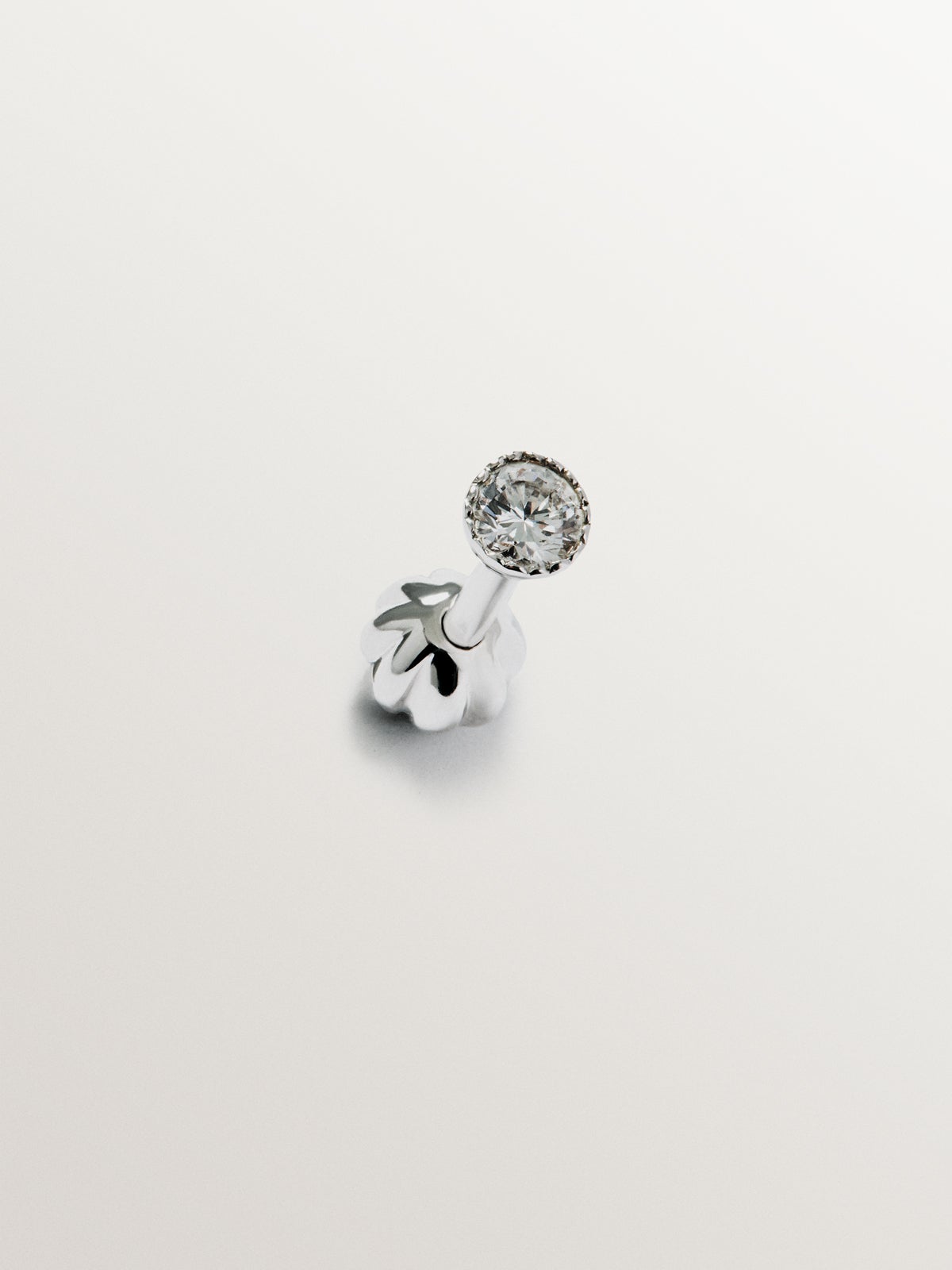Pendiente individual de oro blanco de 18K con diamante