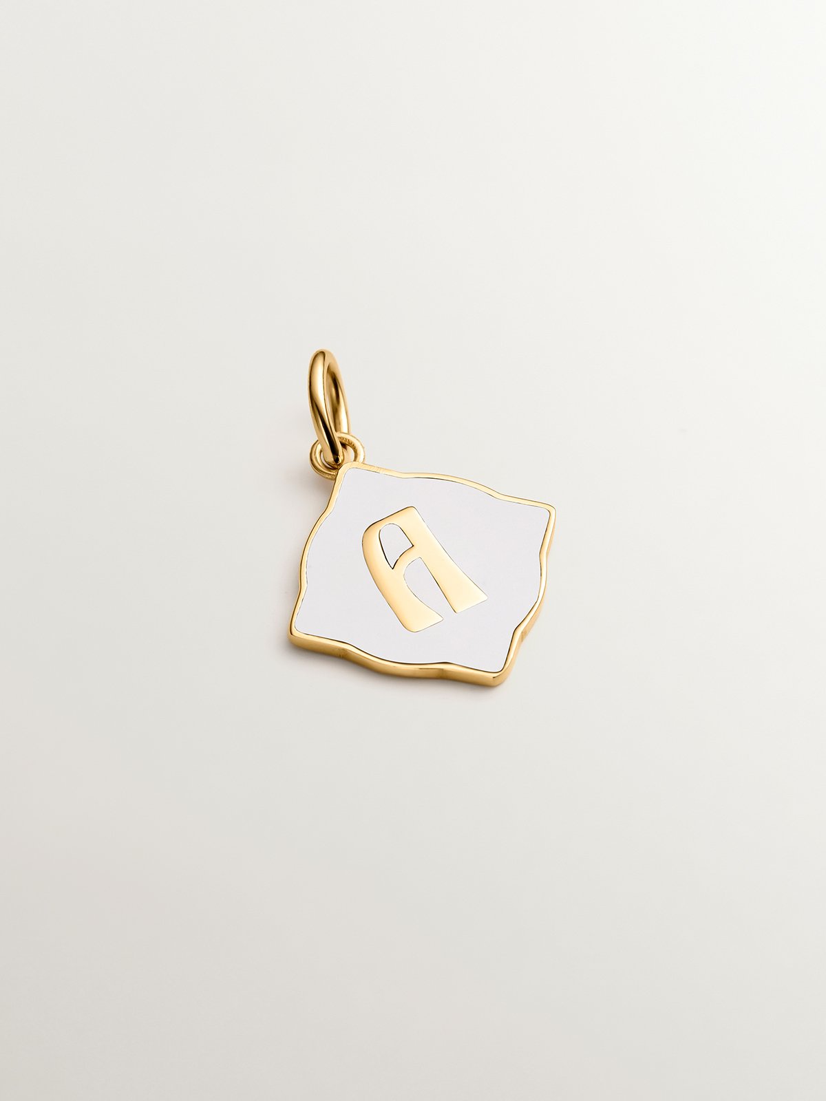 Charm de plata 925 bañada en oro amarillo de 18K con inicial A y esmalte blanco con forma de rombo irregular