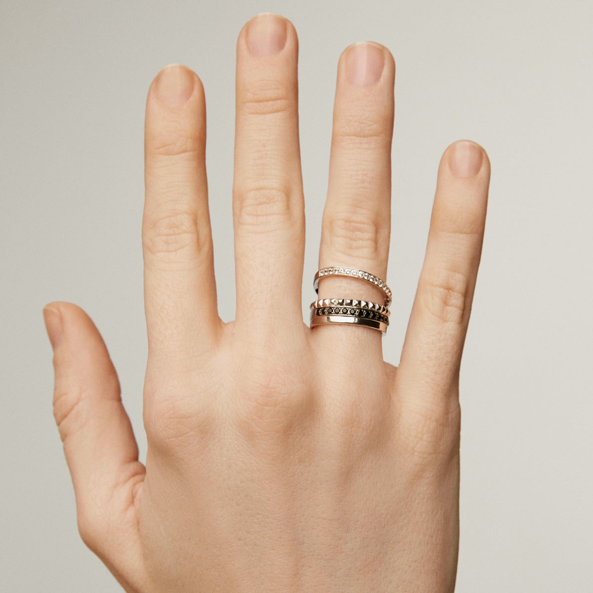 Anillo doble de plata 925 con textura y espinelas negras