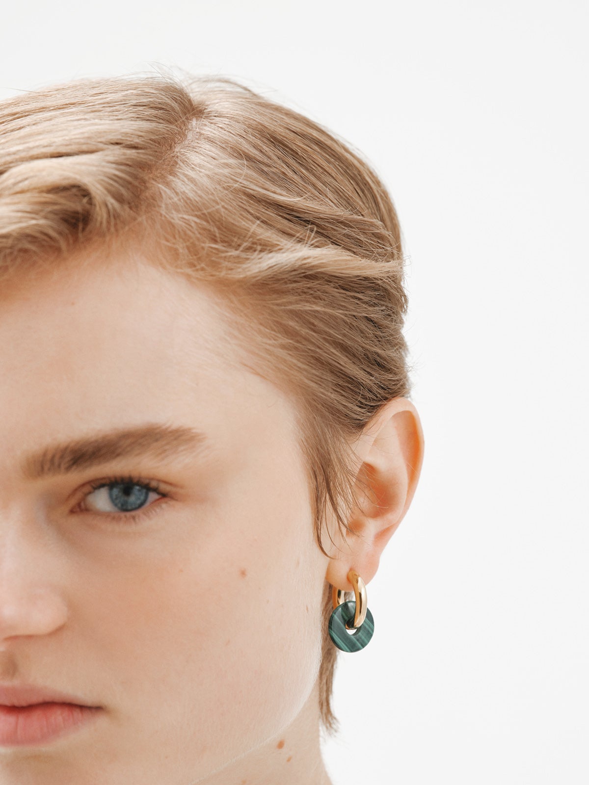Medium hoop earrings made of 925 silver, gold plated in 18K yellow gold with green malachite.