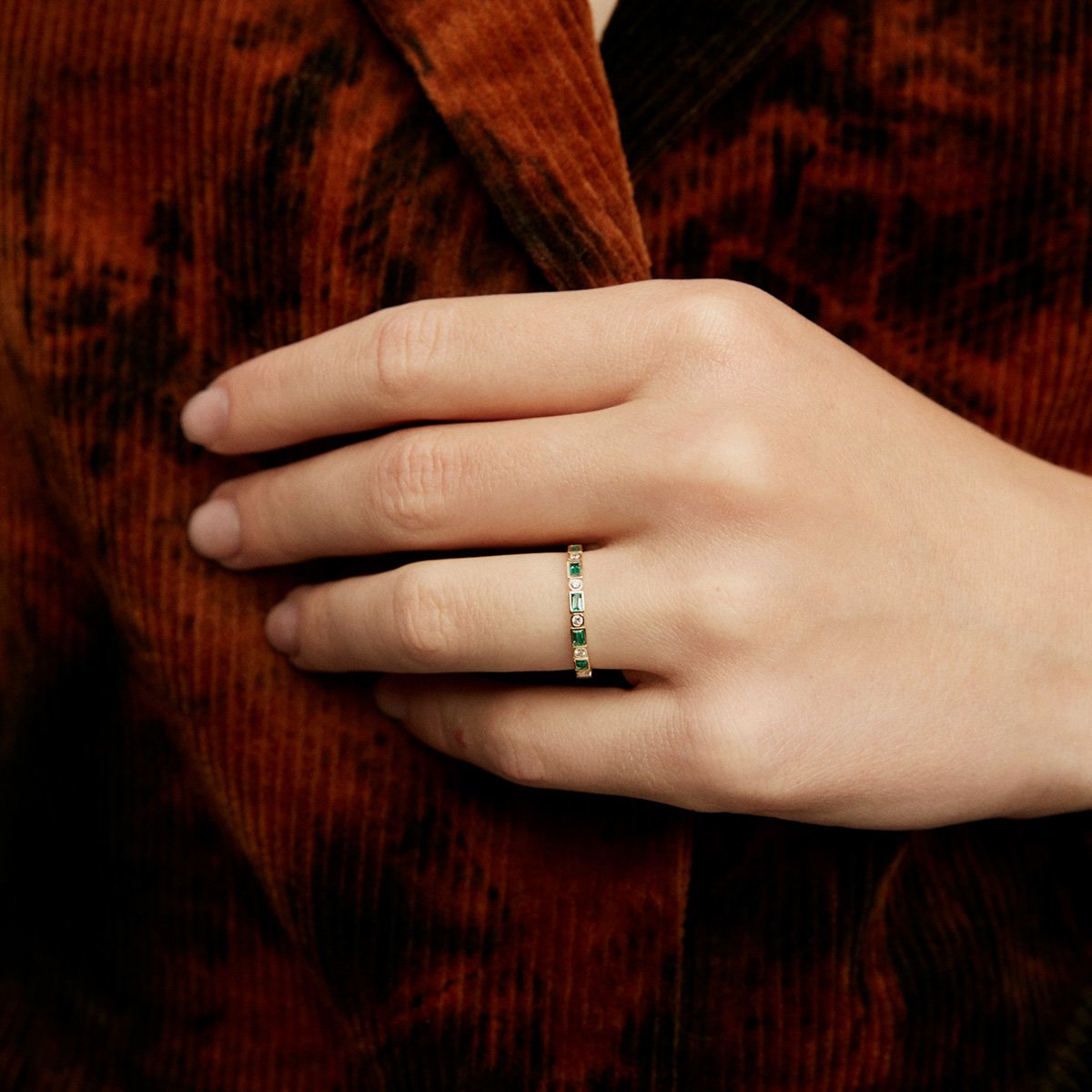 9K yellow gold ring with green emeralds and diamonds