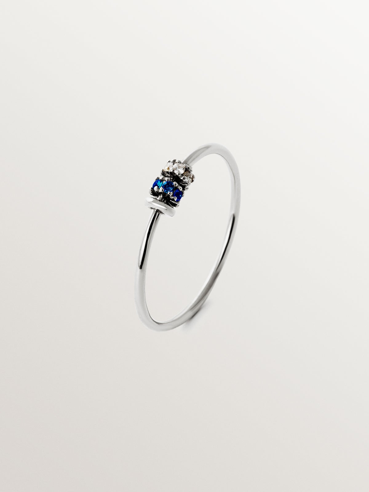 Anillo de oro blanco de 9K con zafiros azules y diamantes