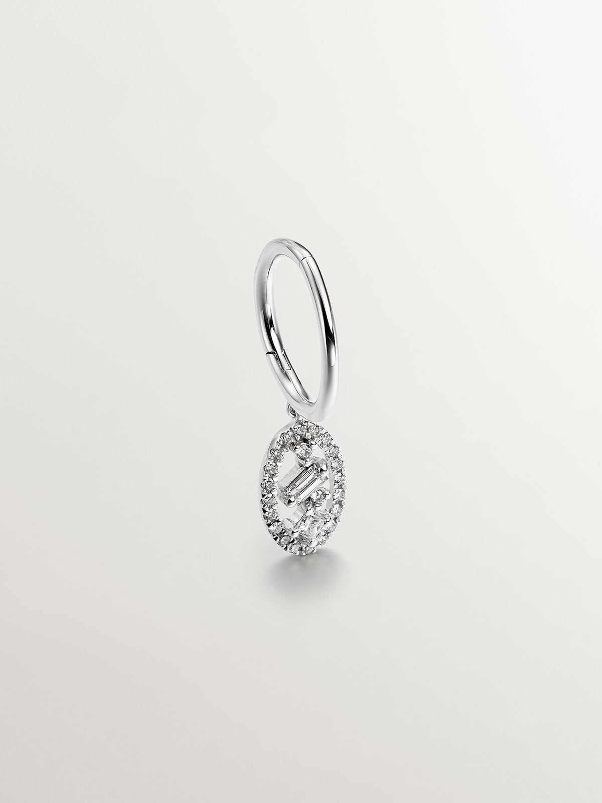 Individual 18K white gold earring with diamonds.