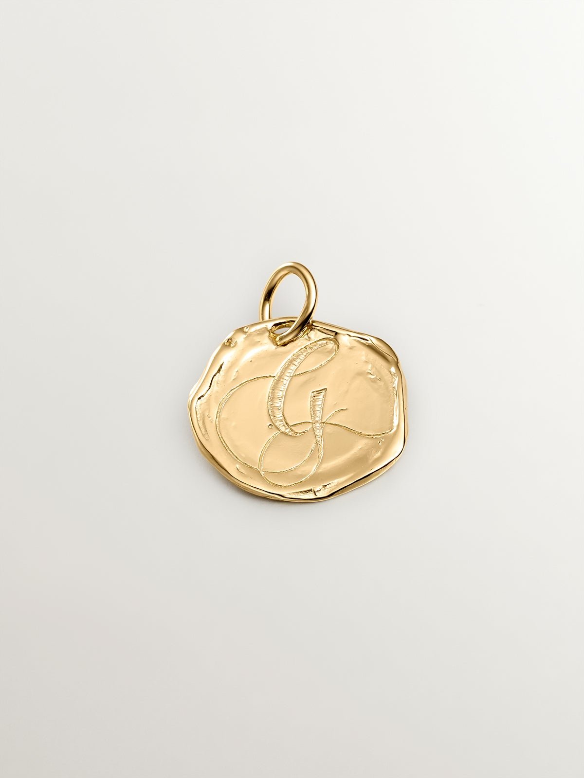 Charm artesanal de plata 925 bañada en oro amarillo de 18K con inicial G