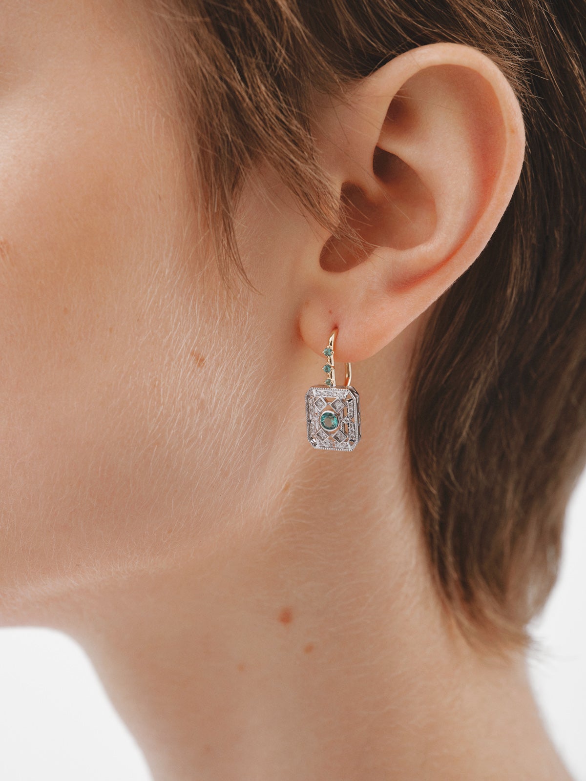 Boucles d'oreilles en or blanc et jaune 18 carats avec diamants taille brillant et émeraudes taille brillant