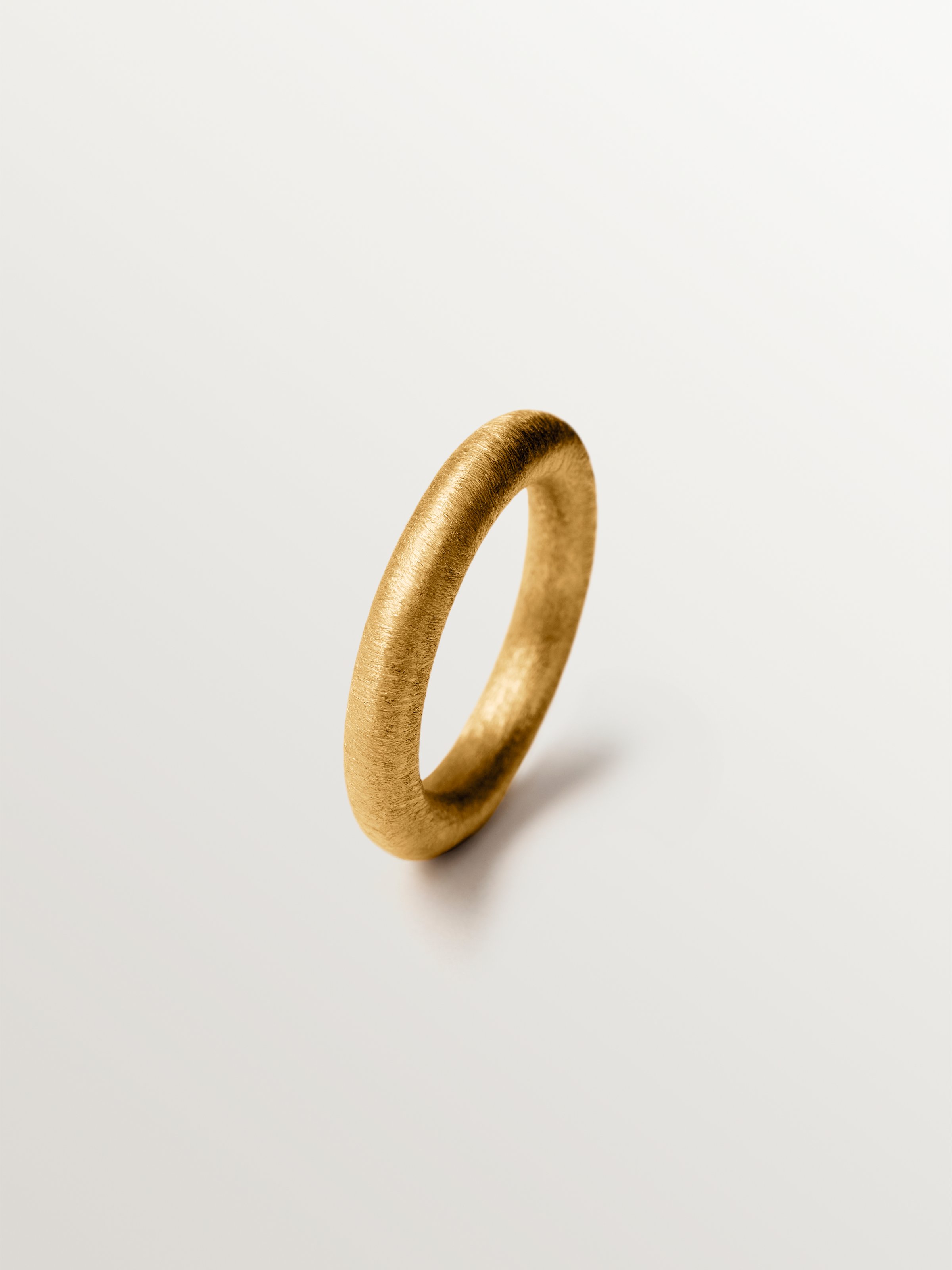 Anillo grande con textura de plata 925 bañada en oro de 18K