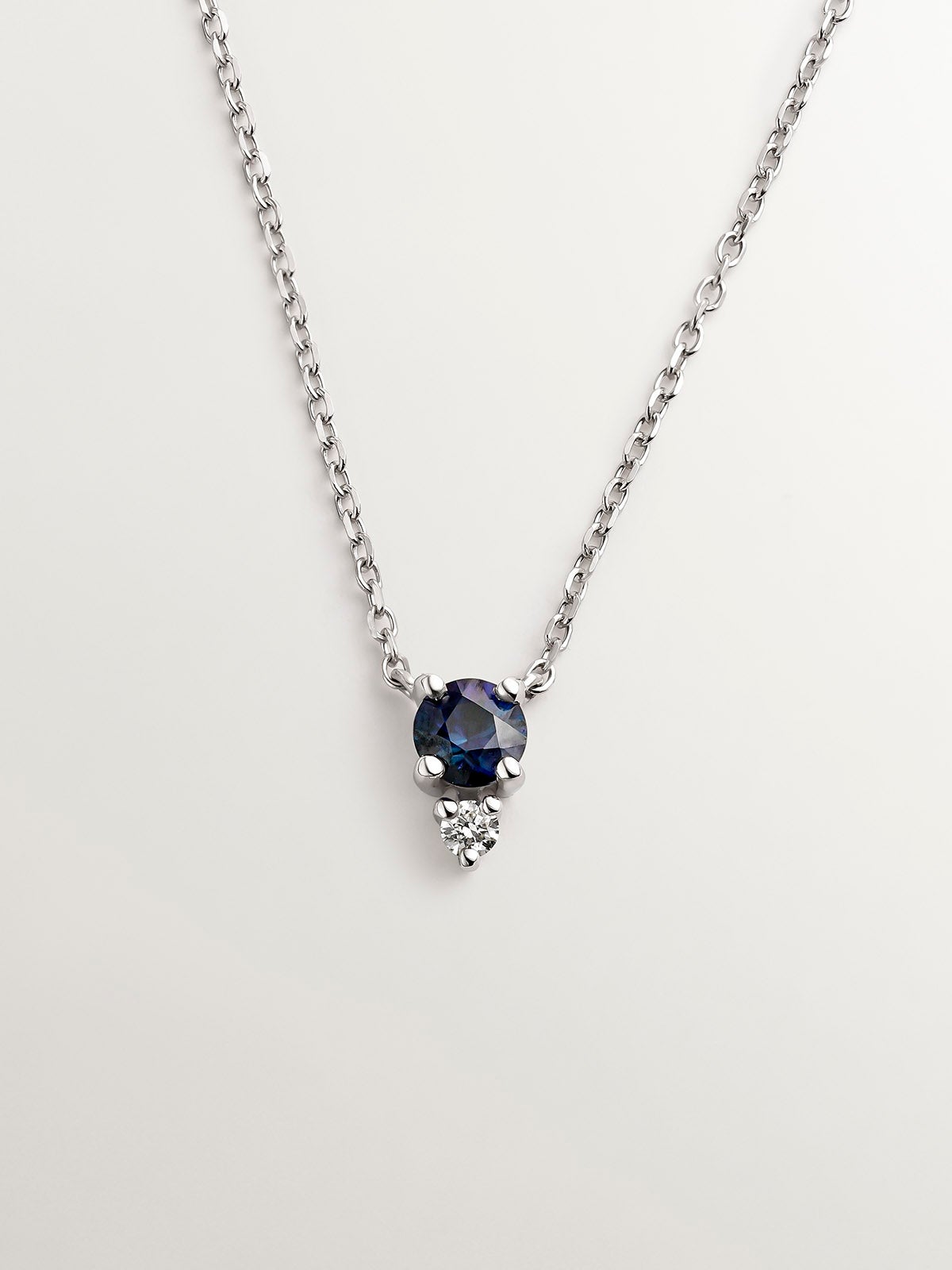 Colgante de oro blanco de 9K con zafiro y diamante