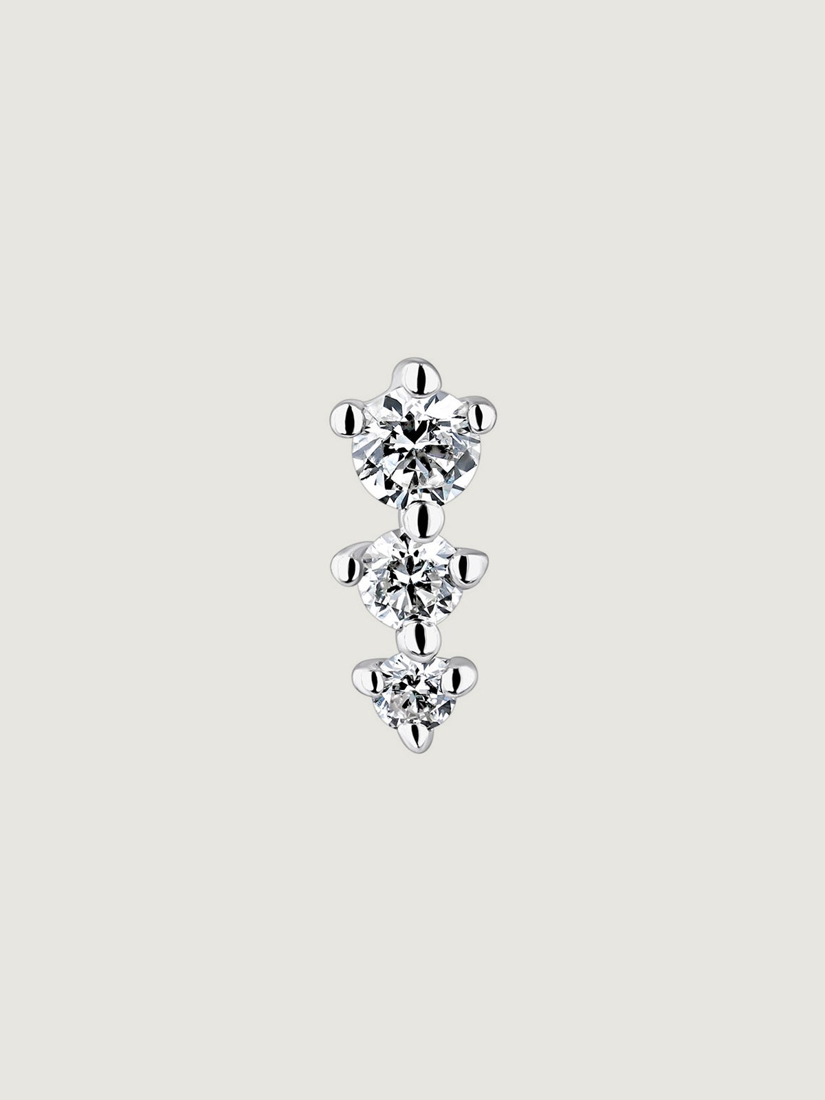 Single 18K white gold earring with triple diamond.