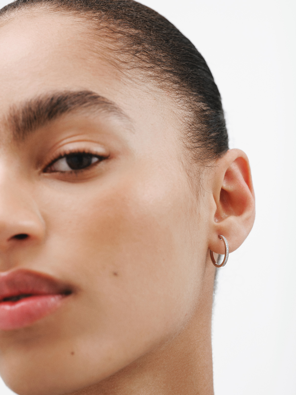 18K white gold single hoop earring with brilliant-cut diamond