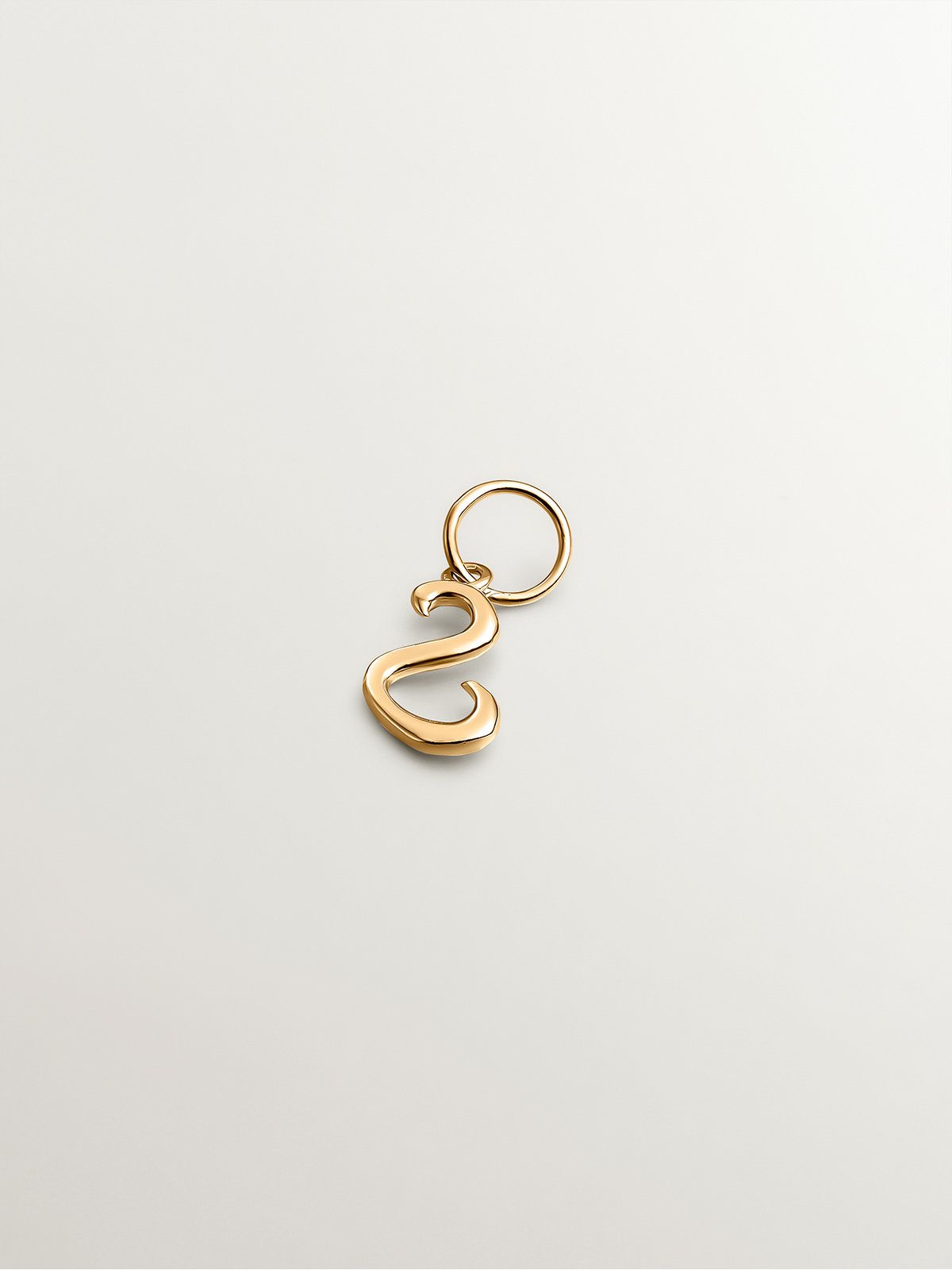 Charm de plata 925 bañada en oro amarillo de 18K con inicial S
