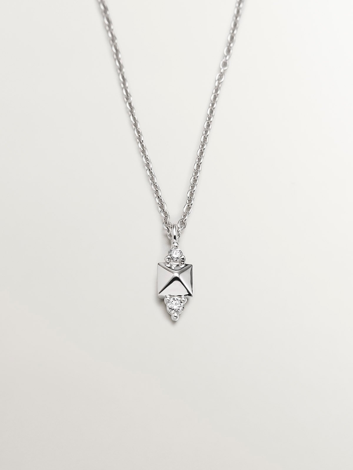Colgante de oro blanco de 18K con tachuela y diamante