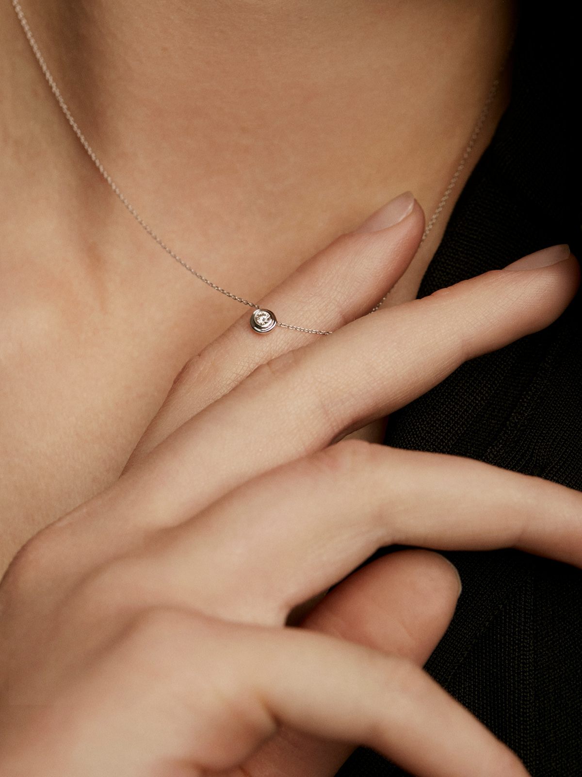 18K white gold pendant with diamond
