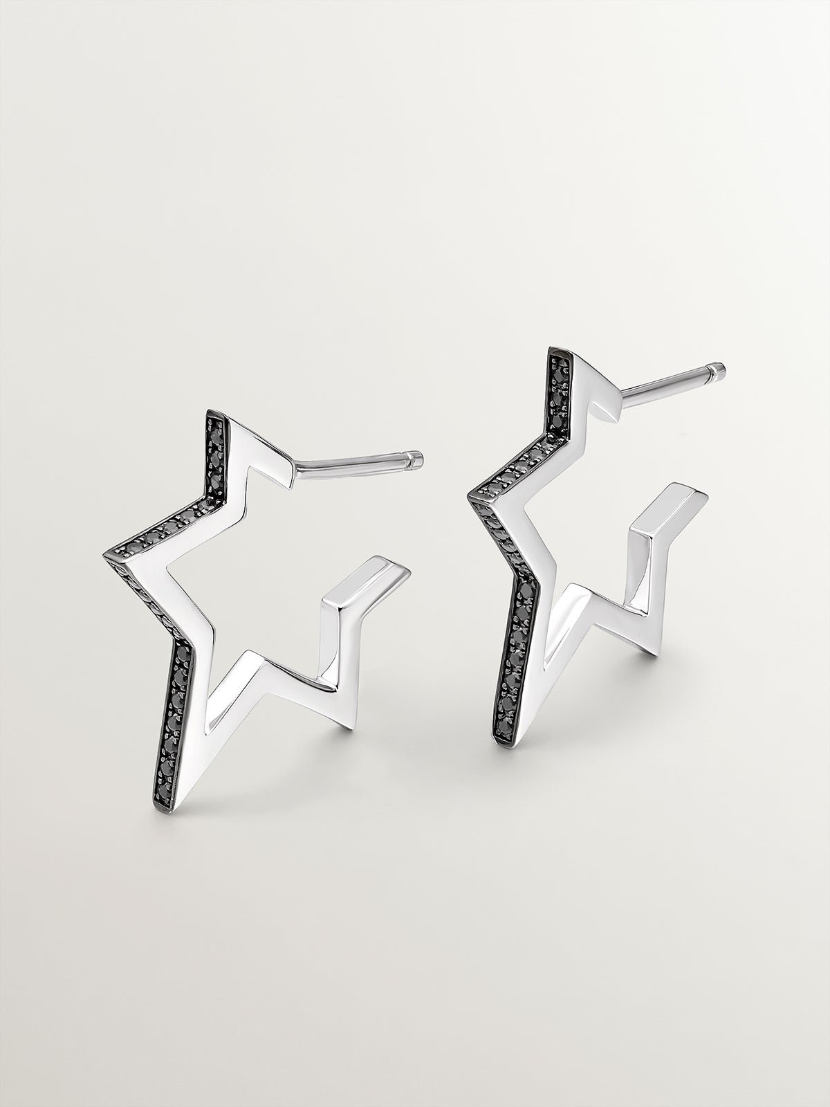Boucles d'oreilles en argent 925 en forme d'étoile avec des spinelles noires