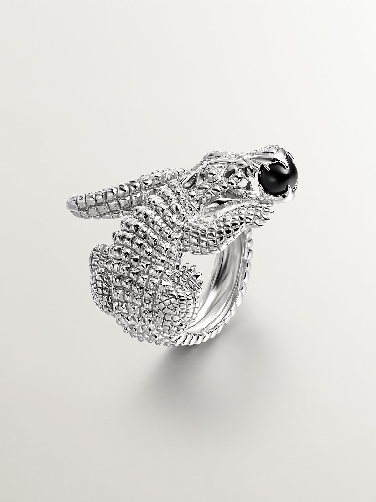 925 silver ring shaped like crocodile and black ónix