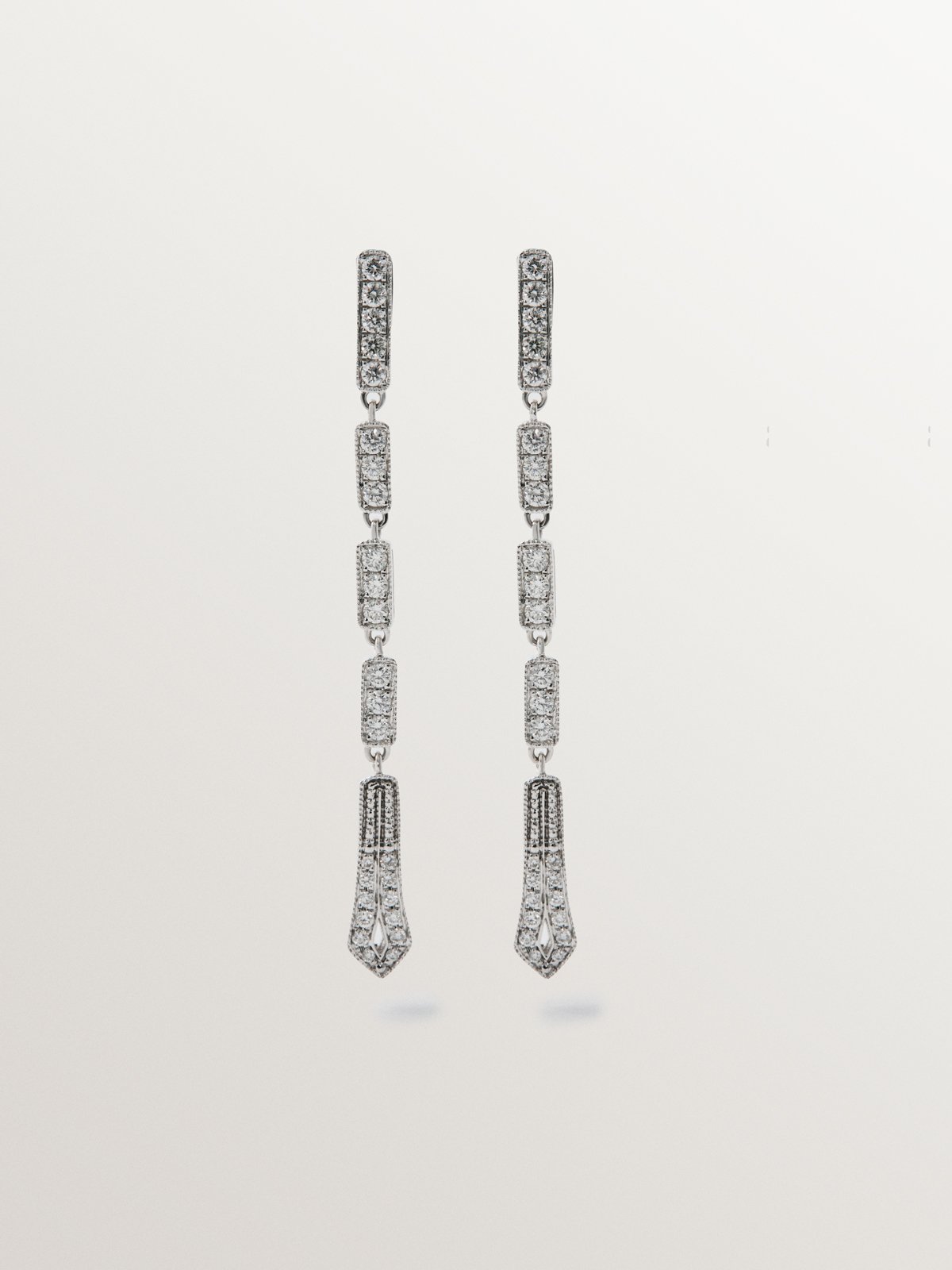 Pendientes largos de oro blanco de 18K con diamantes en talla brillante