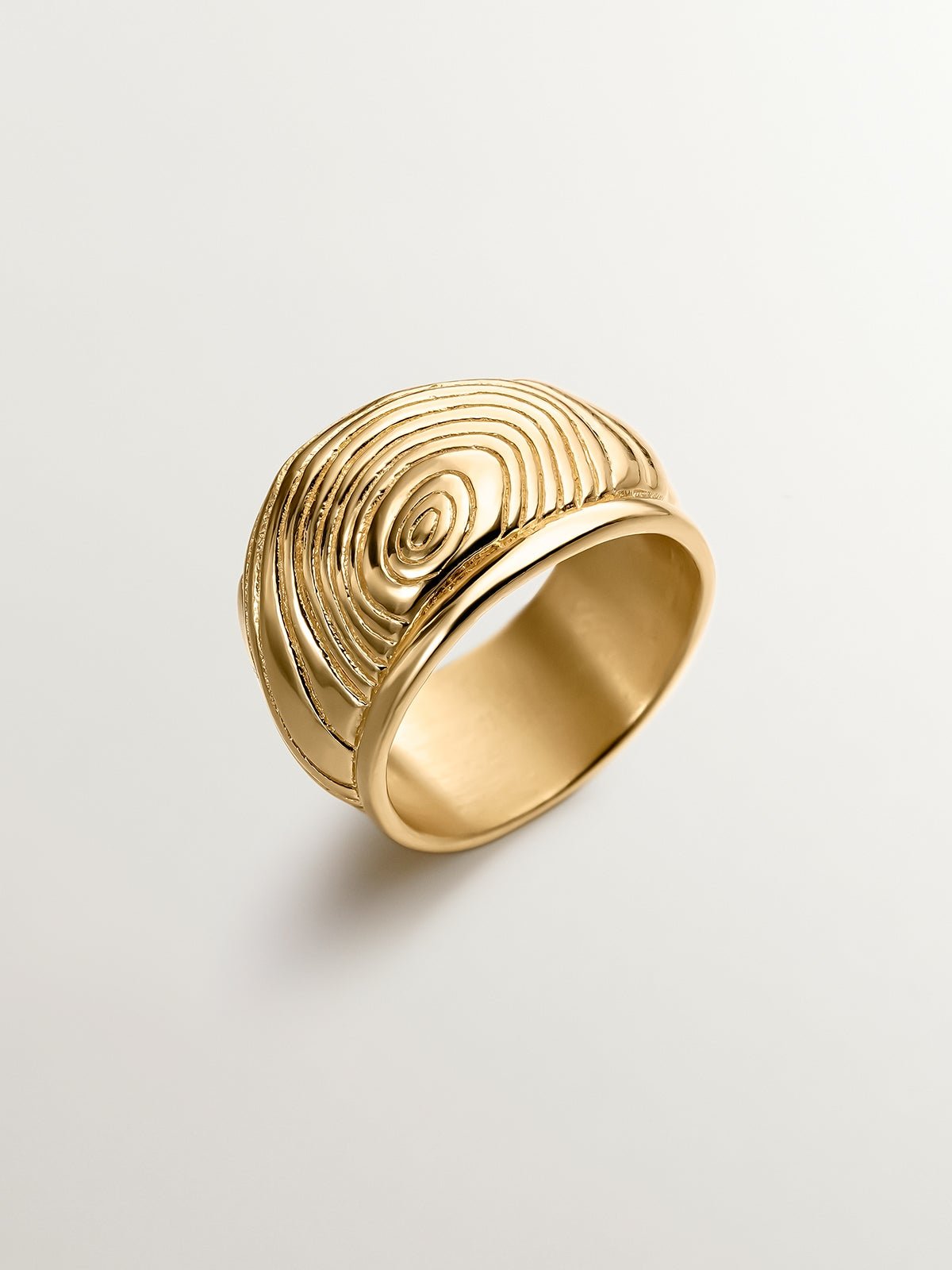 Anillo ancho de plata 925 bañada en oro amarillo de 18K con relieve y forma irregular