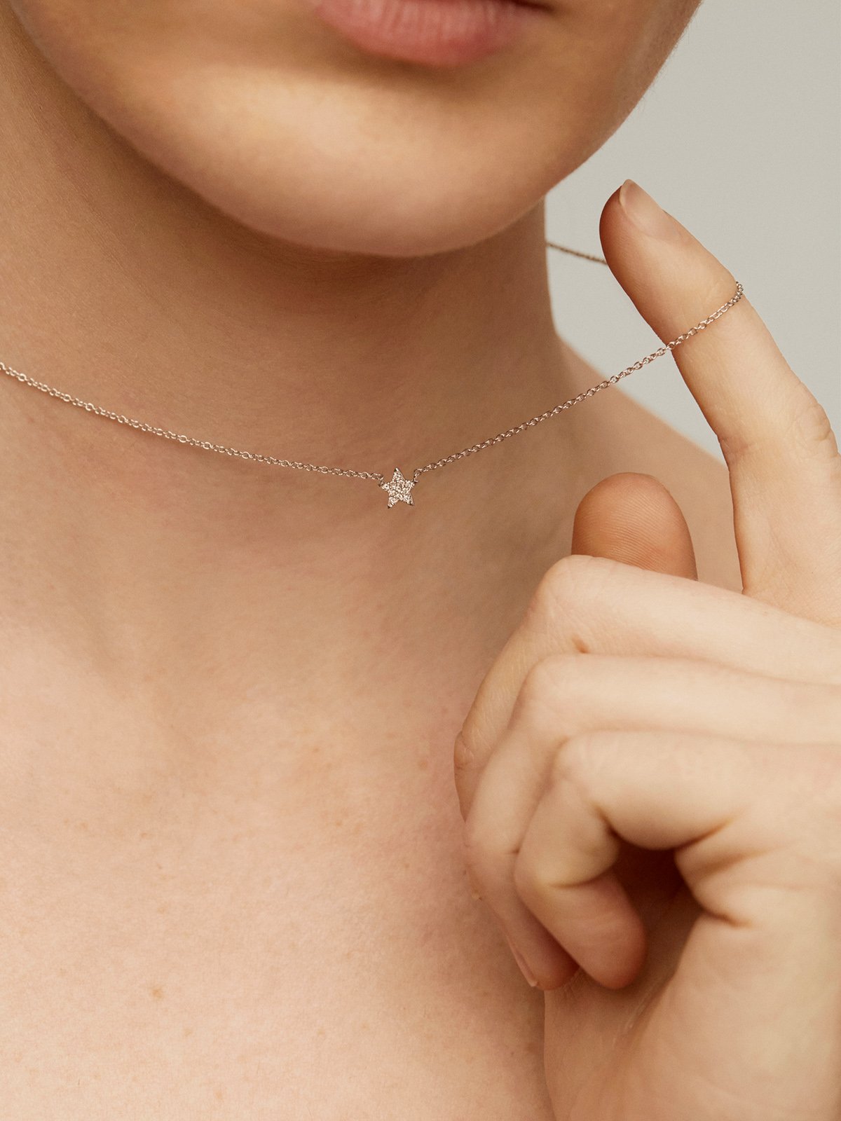 18K white gold pendant with diamond star