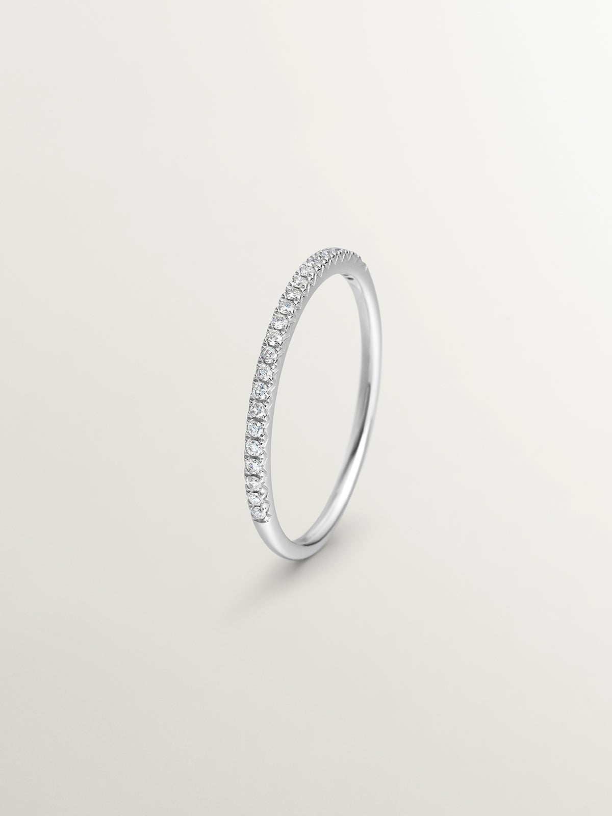 18K white gold ring with diamonds