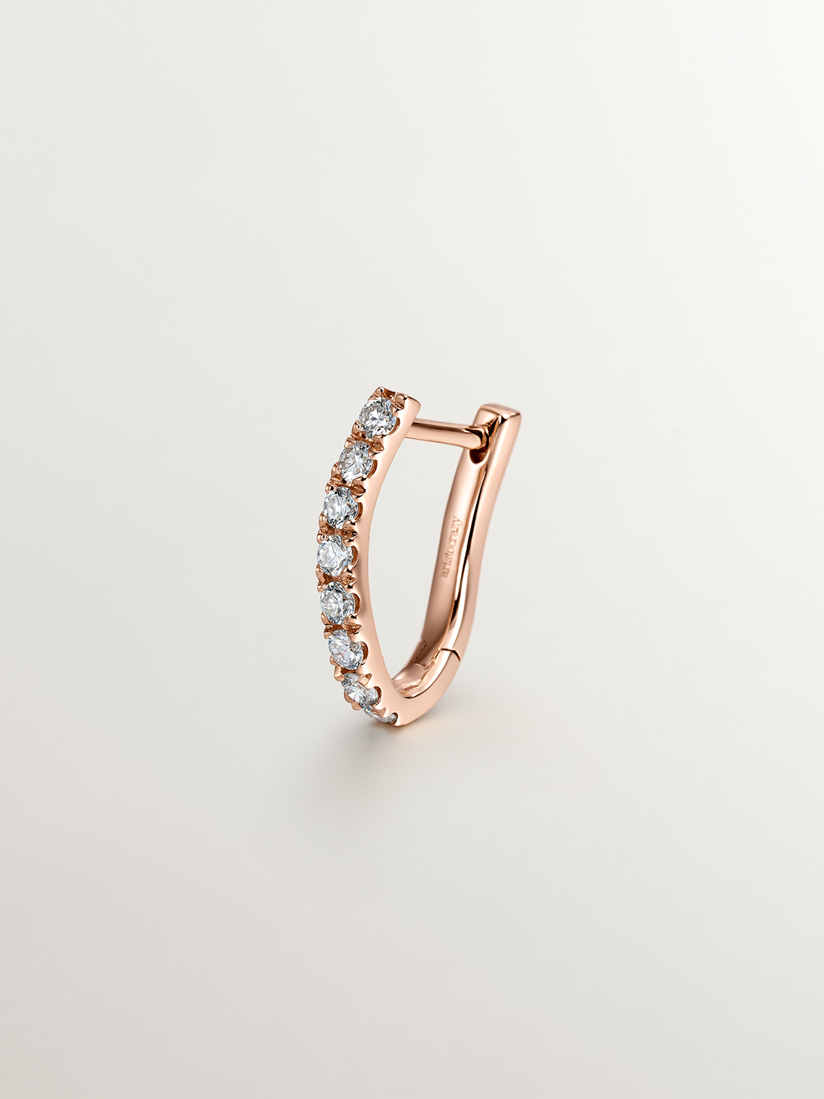 Pendiente individual aro de oro rosa de 18K con diamantes y forma ondulada