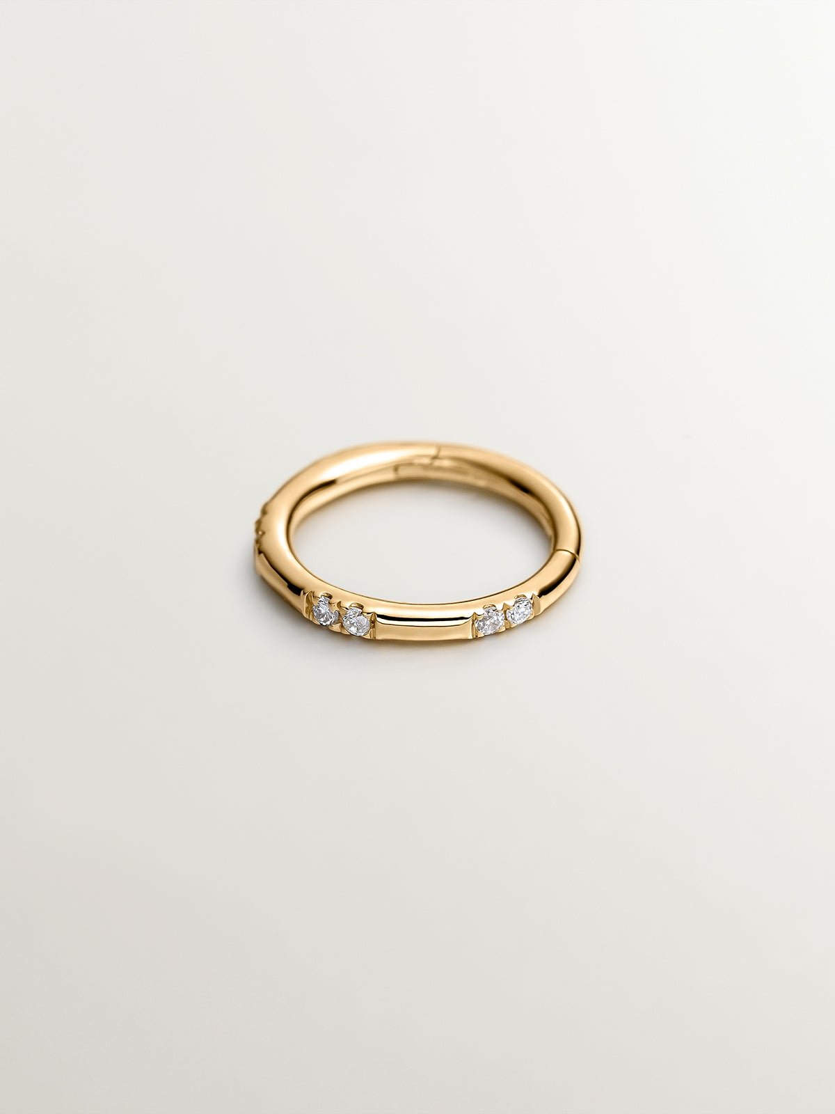 Individual 18K yellow gold hoop earring with diamonds