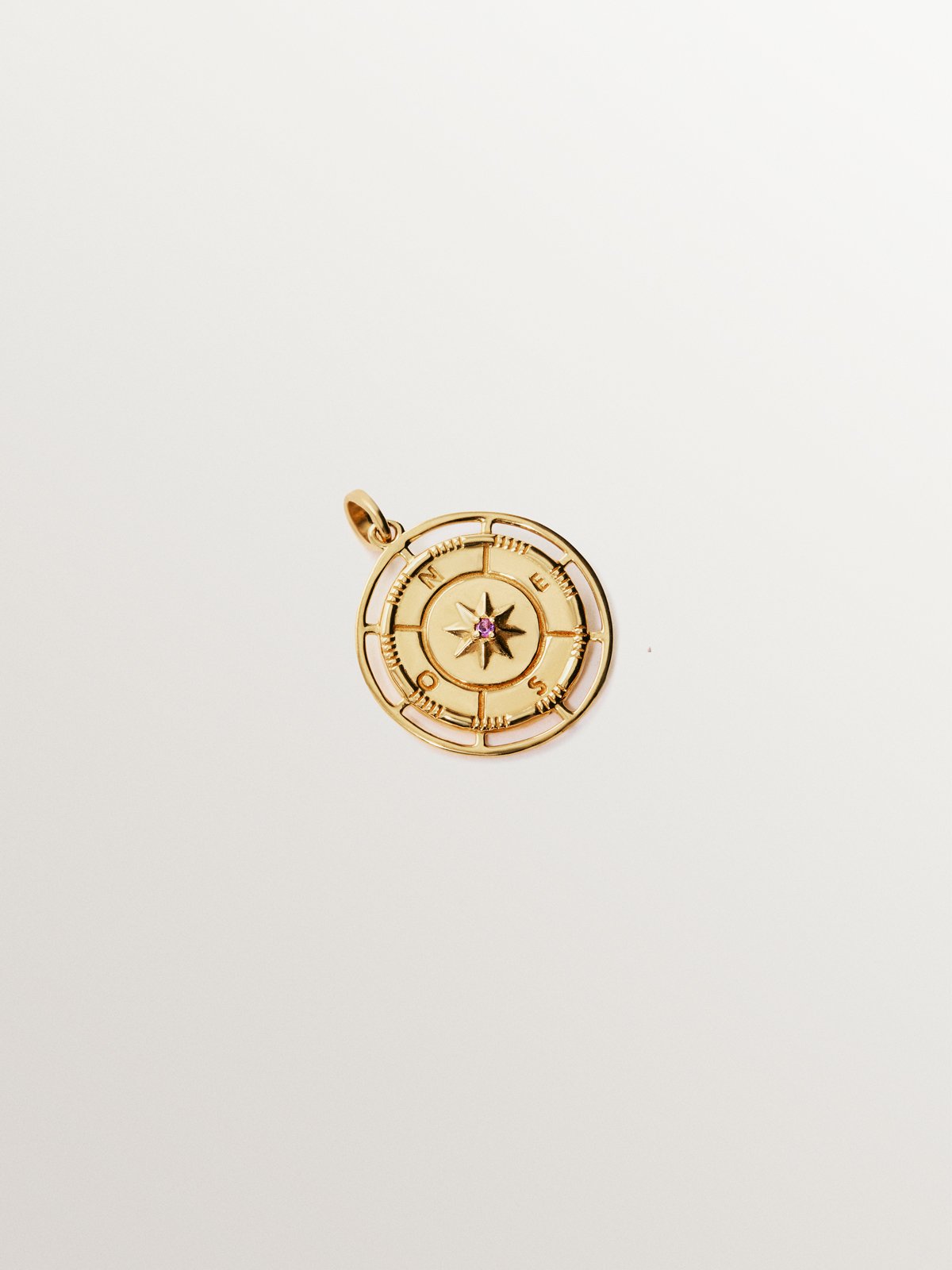 Charm de plata 925 bañada en oro amarillo de 18K con amatista morada y topacio blanco sobre rosa de los vientos
