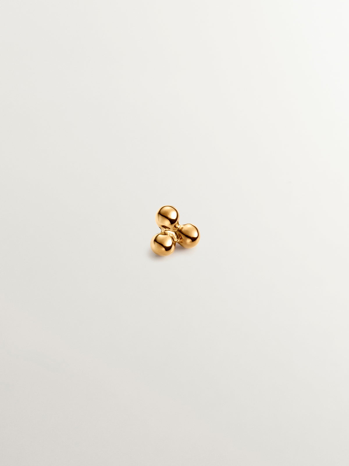 Piercing de oro amarillo de 18K con triple bolita