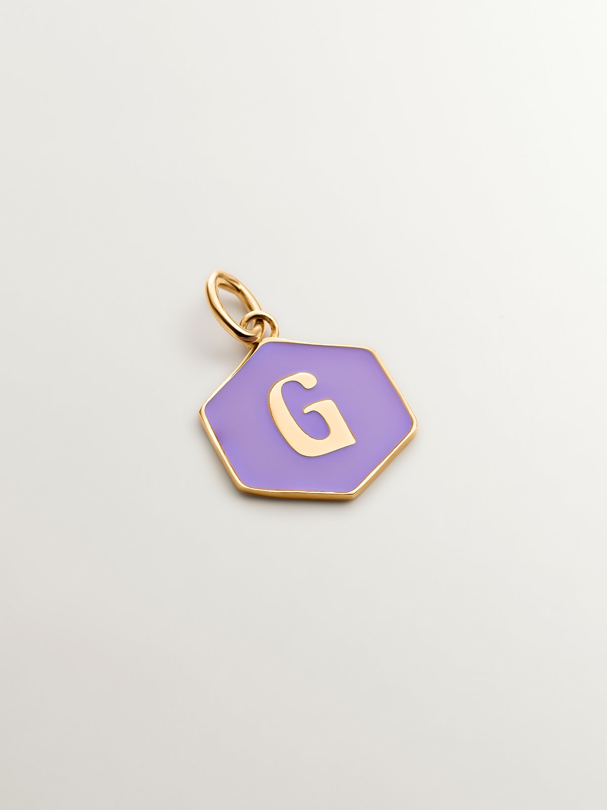 Charm de plata 925 bañada en oro amarillo de 18K con inicial G y esmalte lila con forma hexagonal