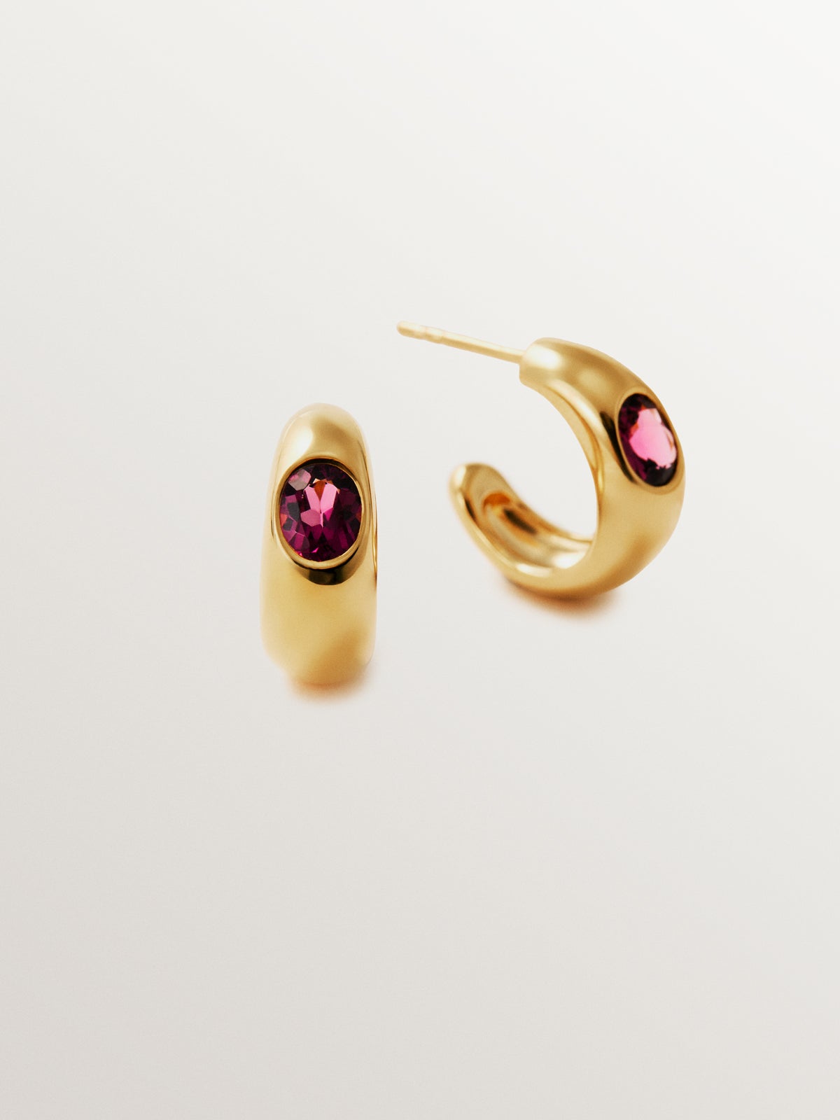 Pendientes de aro de plata 925 bañada en oro amarillo de 18K con 2 rodolitas rojas