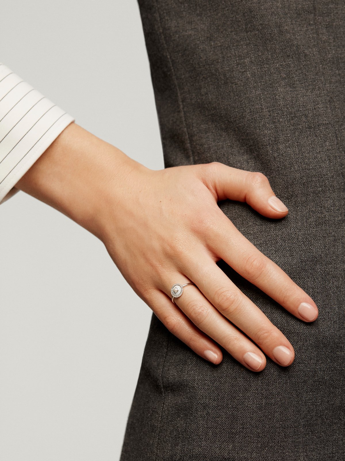 925 silver ring and 18K white gold with white pearl, white diamonds and gray enamel