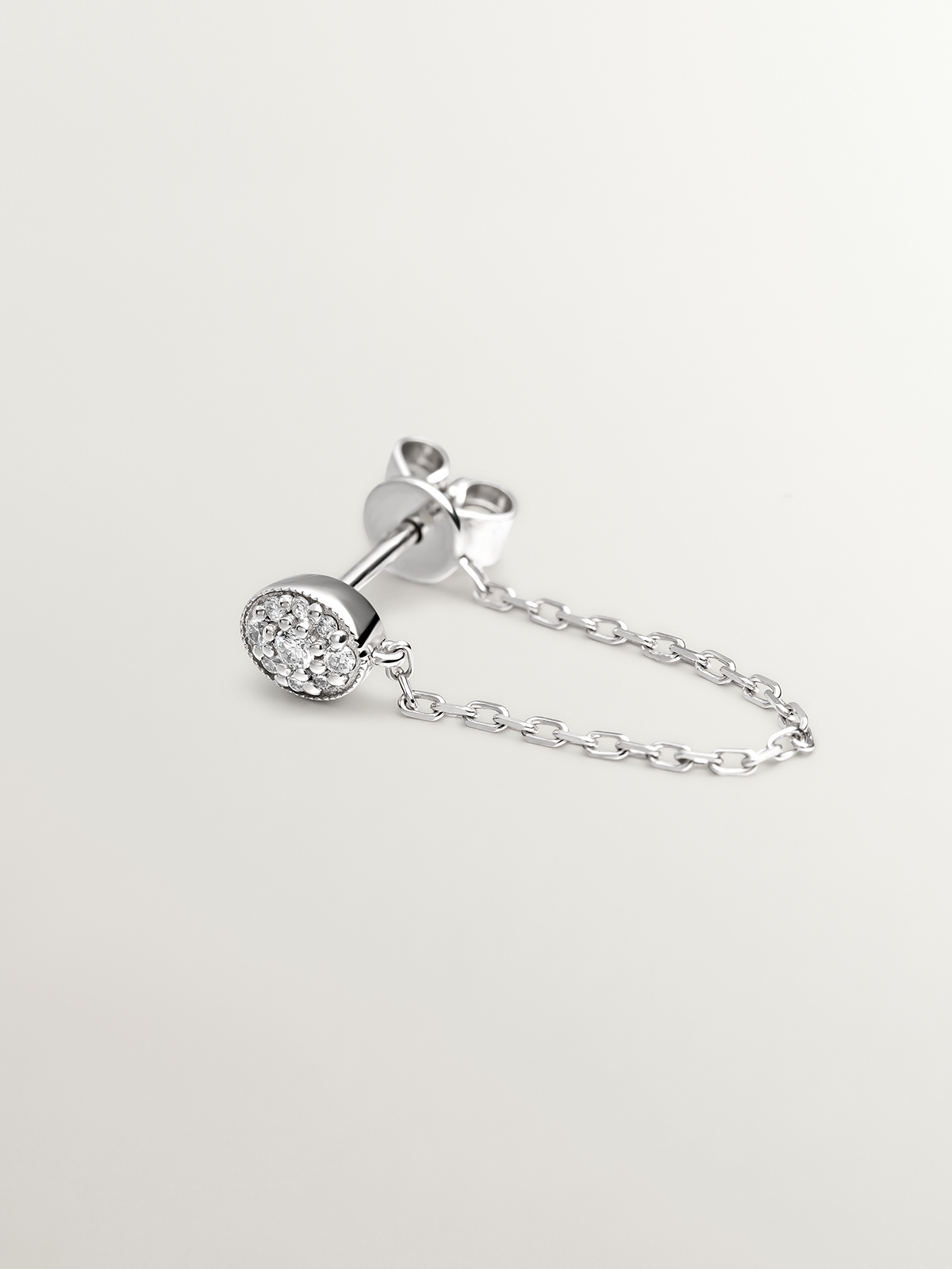 Individual 18K white gold earring with chain and diamonds.