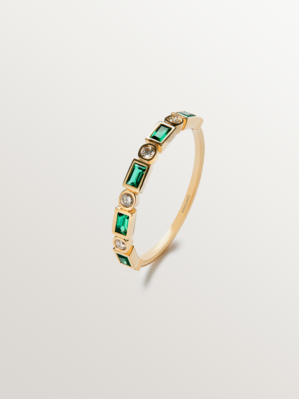 Anillo de oro amarillo de 9K con esmeraldas verdes y diamantes 