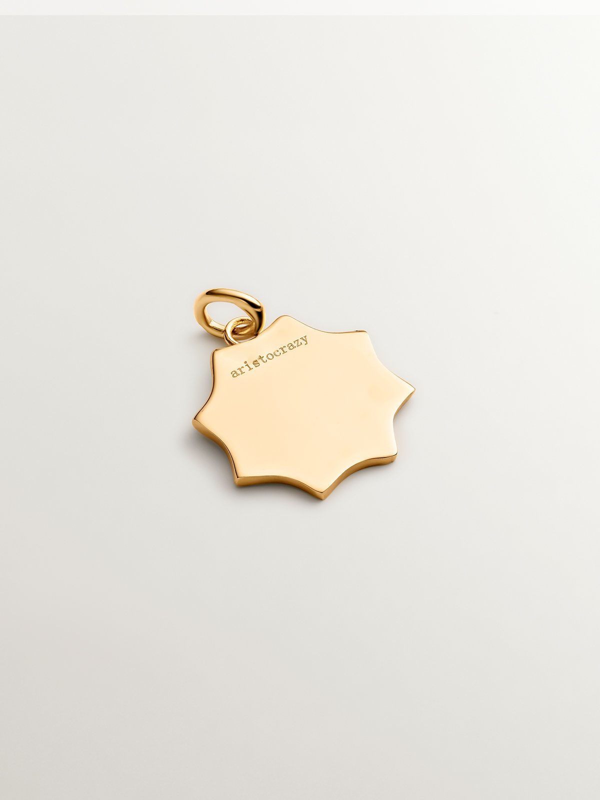 Charm de plata 925 bañada en oro amarillo de 18K con inicial L y esmalte amarillo con forma de estrella