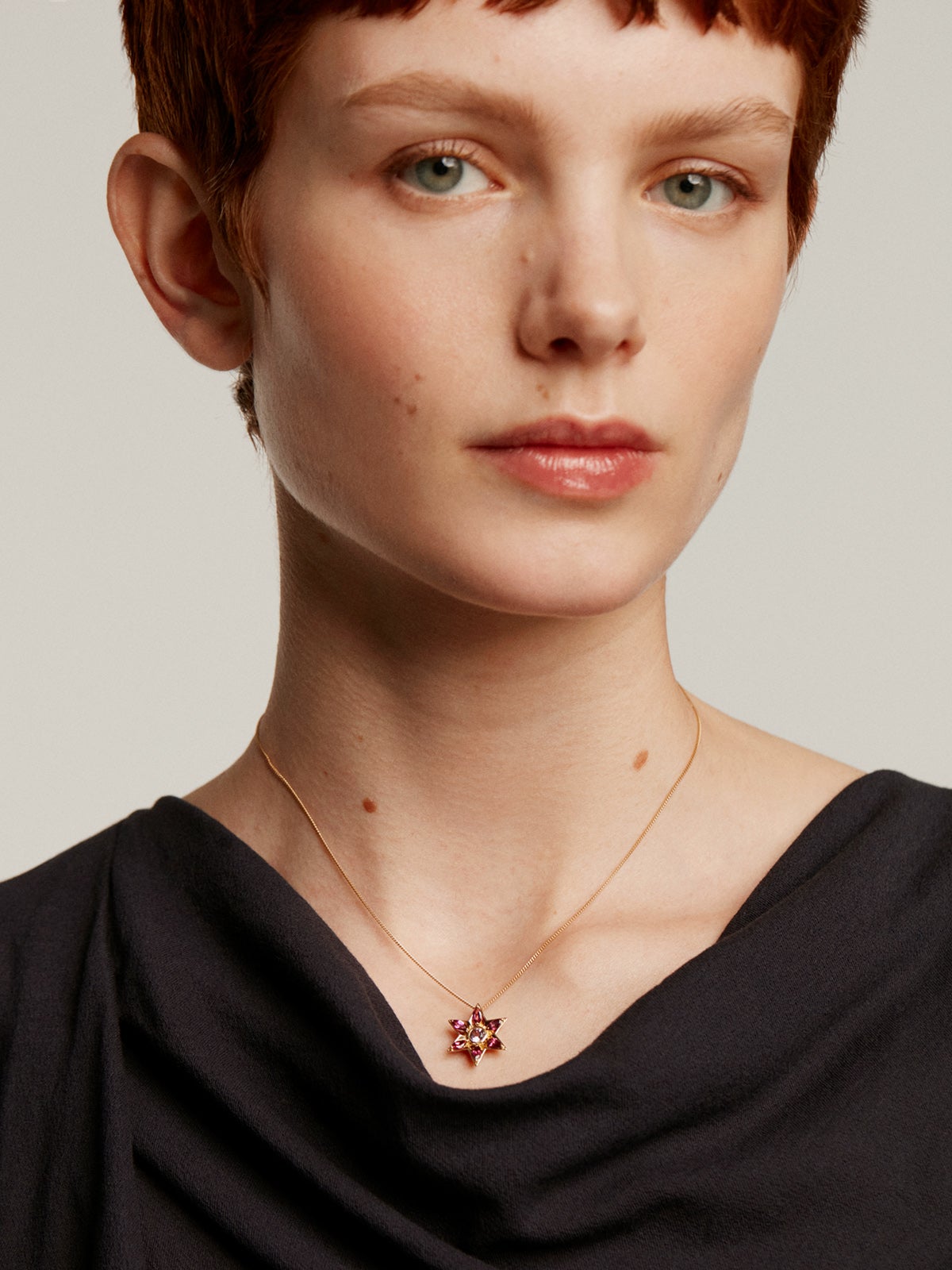 925 Silver pendant bathed in 18K yellow gold with amethysts and rhodolites in the shape of a flower.
