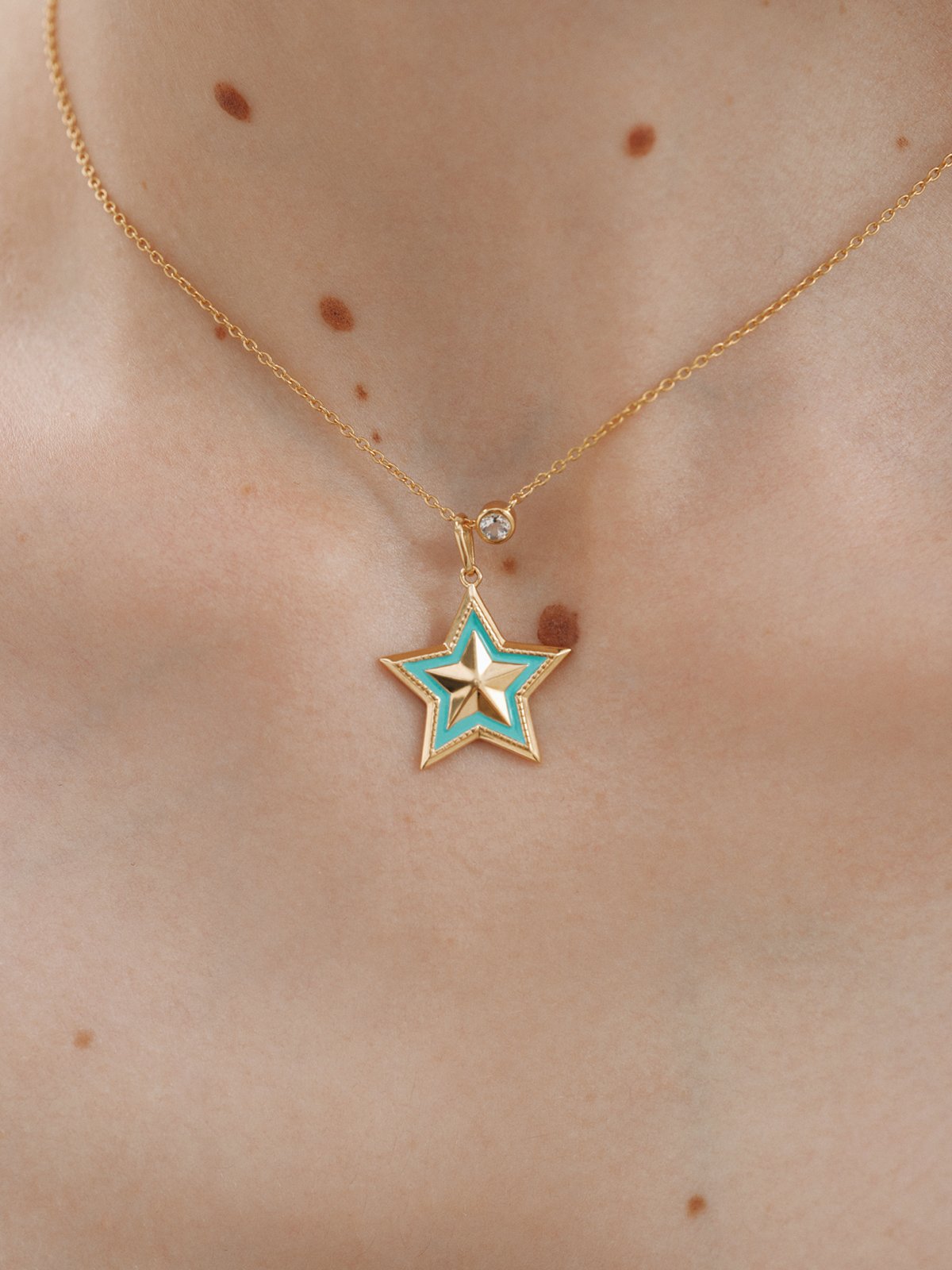 Charm de plata 925 bañada en oro amarillo de 18K y esmalte turquesa con forma de estrella